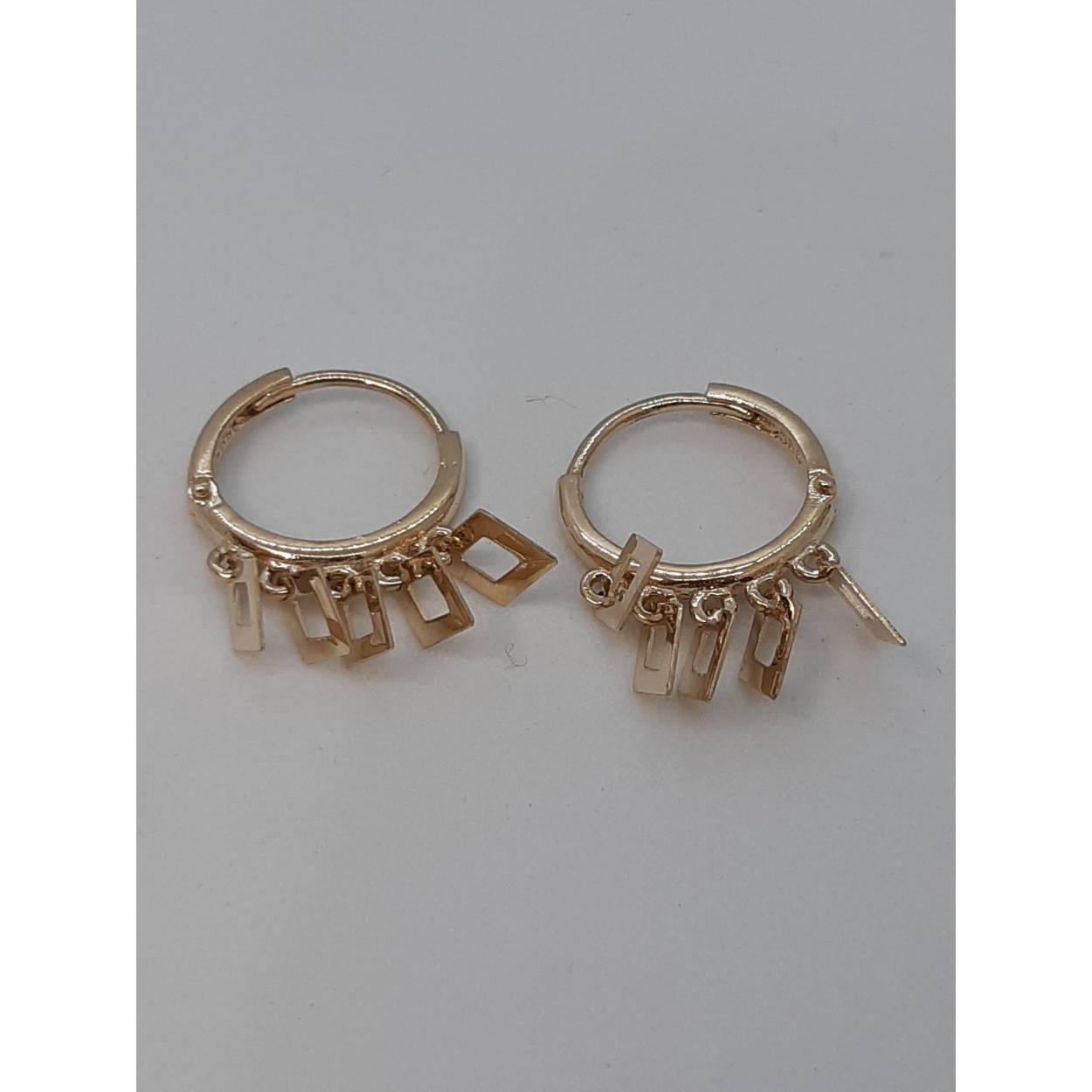 Deze gouden oorbellen, modelnummer BREA-0001192, zijn gemaakt van 14-karaats goud. Ze zijn creolen, glanzend, met een diepte van 2 mm en een diameter van 12 mm. Perfect voor dagelijks gebruik of speciale gelegenheden. Draag ze om een subtiele gouden touch aan je look toe te voegen. Een essentieel element in je sieradencollectie!