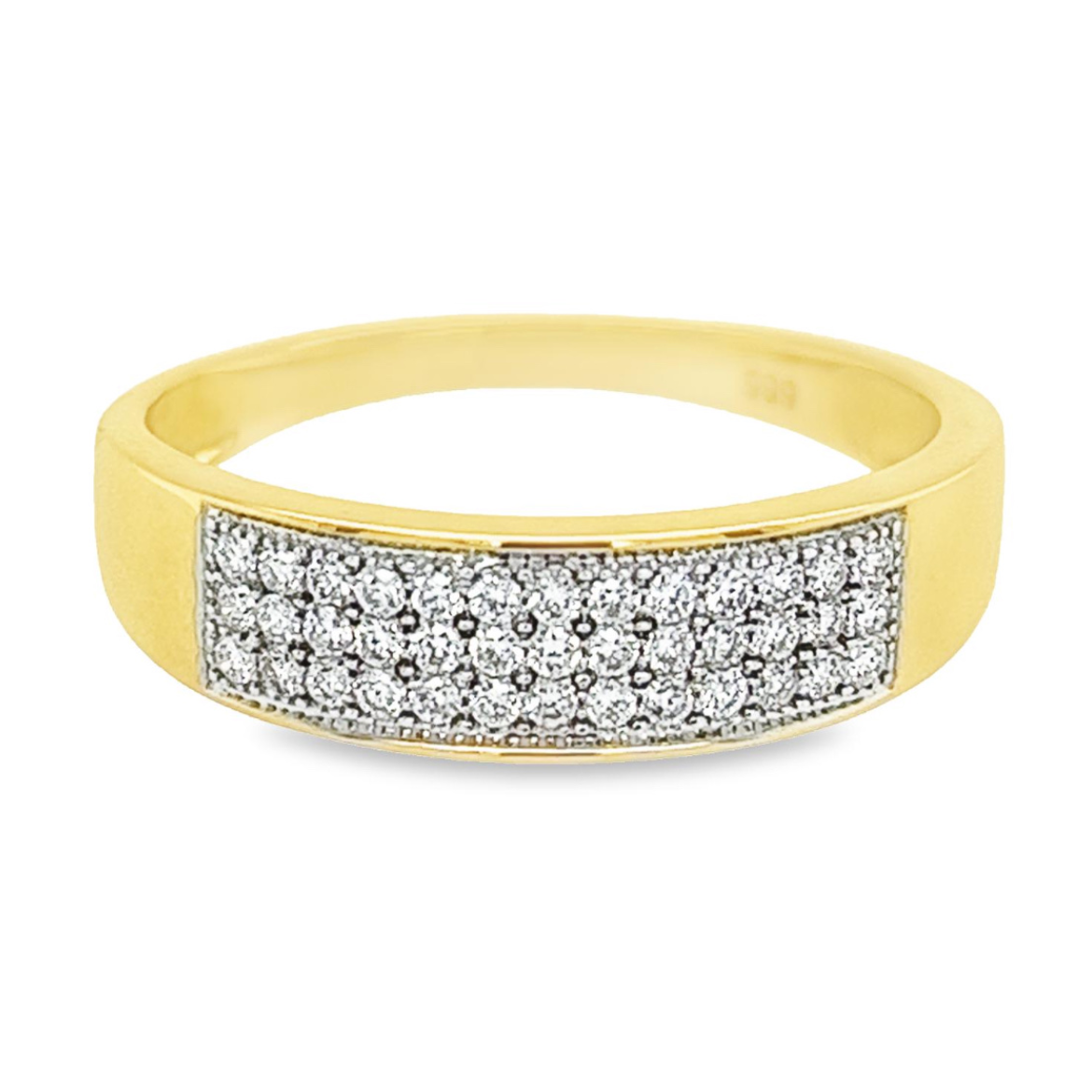 Deze geel gouden ring heeft een werkelijk schitterende uitstraling. De drie rijen met briljant geslepen diamanten zorgen voor deze prachtige schittering. Het totaal karaat gewicht is 0,25 en de briljanten zijn van mooie kwaliteit met zuiverheid VS1.  De zetpoten zijn van bovenaf witgoud van kleur waardoor de briljant schittering extra mooi wit van kleur is. Een rij ring met diamant is een schitterend sieraad wat ontzettend goed te combineren valt met andere sieraden.