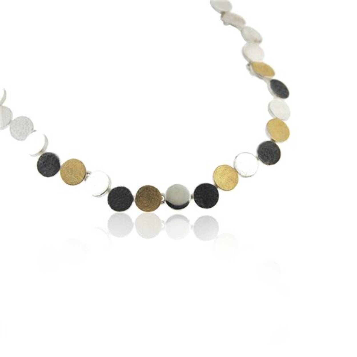 Zilveren choker met ronde schakels, geoxideerde en gouden accenten.