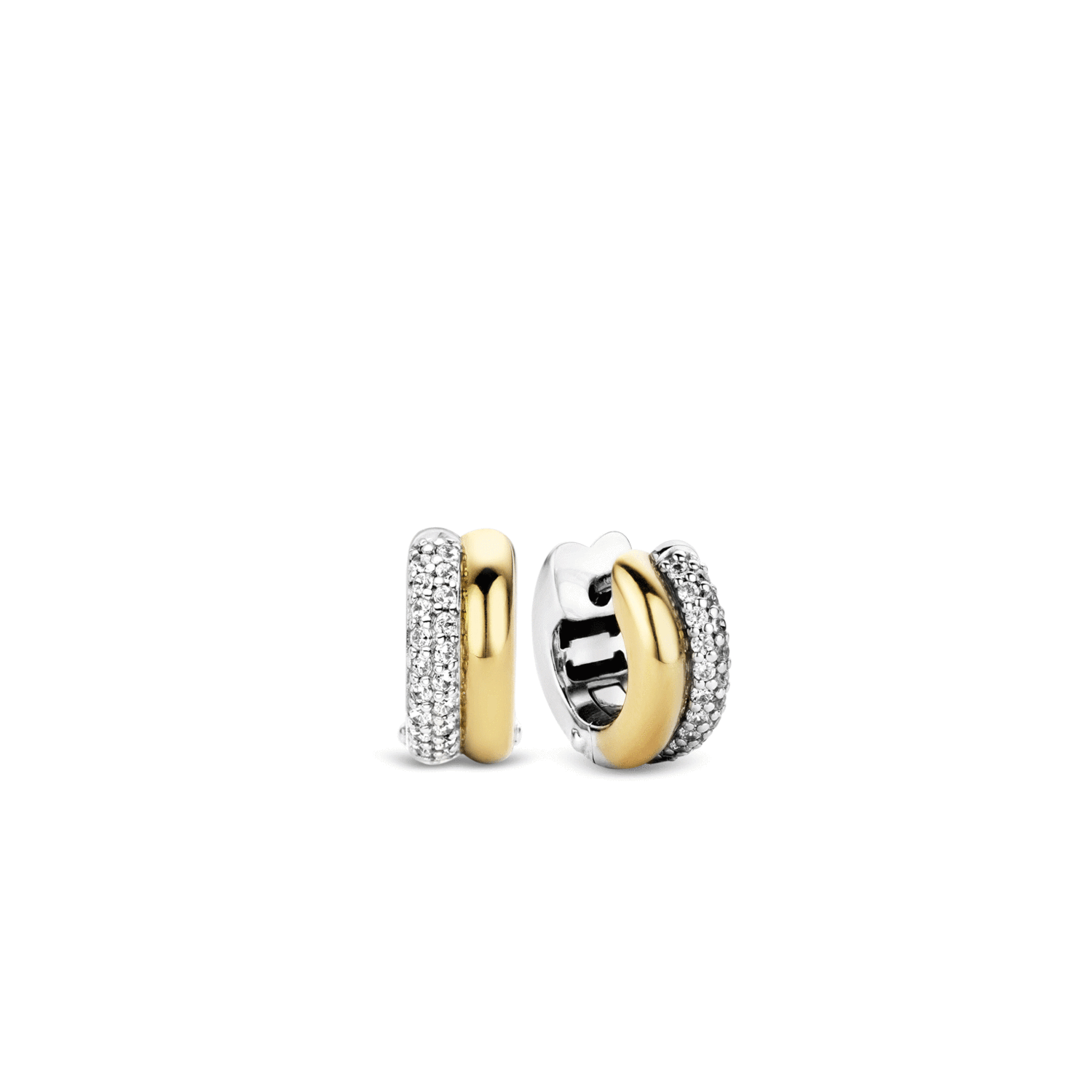 TI SENTO - Milano gold plated oorringen. Iedere oorbel heeft twee banden, waarbij een band gold plated is en de andere band gezet is met zirkonia's. De oorbellen zijn gemaakt van sterling zilver en zijn door de combinatie gemakkelijk te combineren.