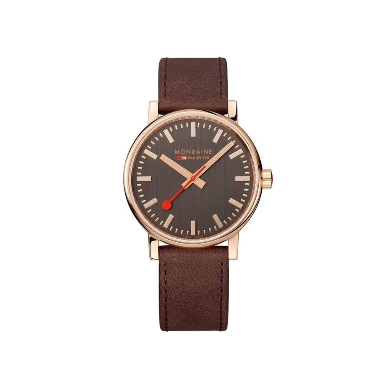 Mondaine MSE.40180.LG evo2 Rose Gold 40mm
Dit specifieke horloge van Mondaine met artikelnr: MSE.40180.LG heeft een glad ros�kleurig rond horlogekastje met een grijze  wijzerplaat en ros�kleurige uurs aanduiding. De bruine band geeft het horloge een stijlvole uitstraling. Het horloge heeft een saffierglas, is 40mm en 3 ATM.

Het Merk:
The Official Swiss Railway Watch. Gebaseerd op de offici�le stationsklok van de Zwitserse spoorwegen, is 30 jaar geleden de horlogelijn onder het merk Mondaine opgezet. Zwitserse kwaliteitsuurwerken, net zo punctueel als de Zwitserse treinen. Een echte design klassieker met een unieke wijzerplaat en de wereldberoemde rode secondewijzer met bolletje. Herkenbaar uit duizenden.

Specificaties:
- Mineraalglas
- Grijze wijzerplaat
- Swiss Made ?
- 3 ATM (Regen- & spatwaterdicht)
- � 40mm?
