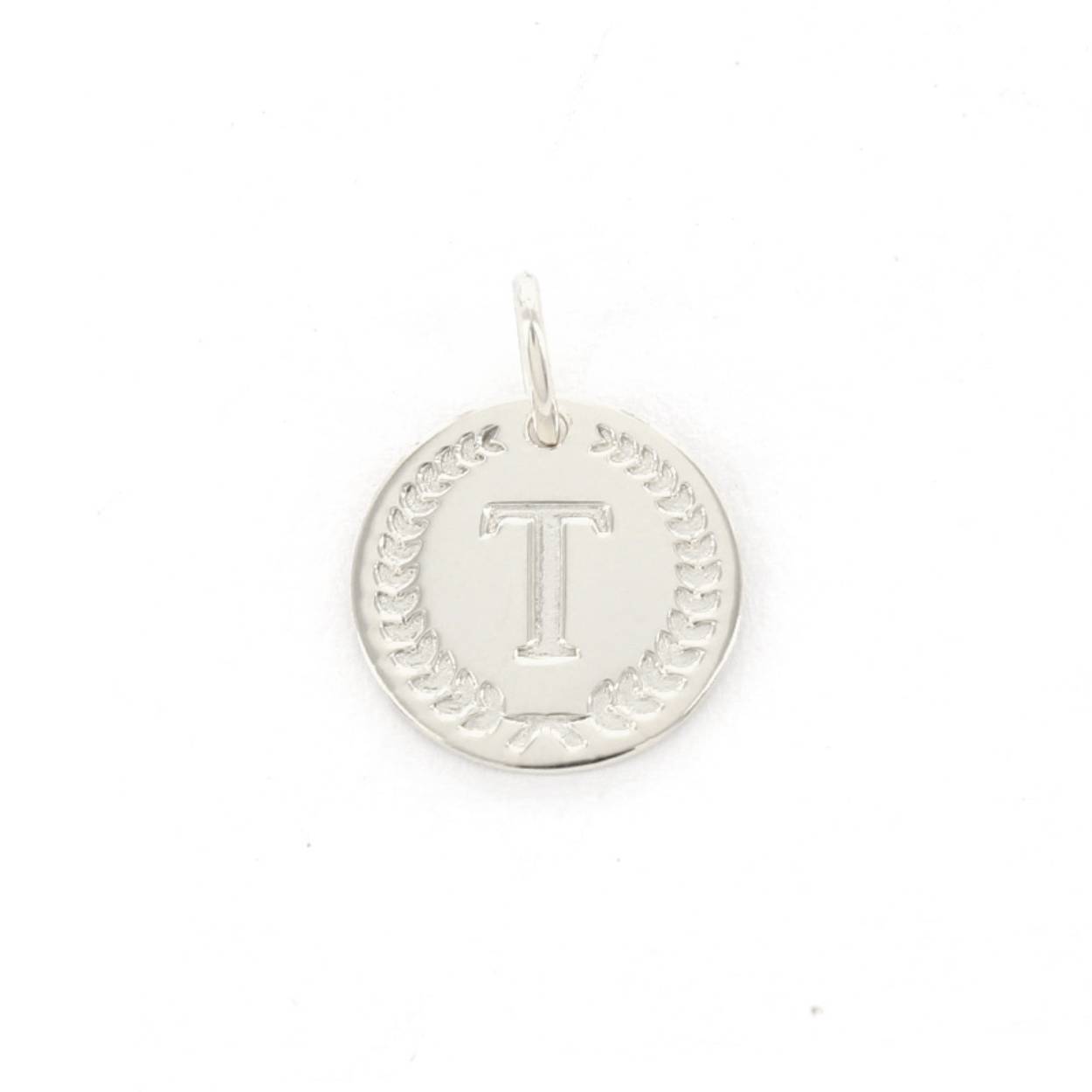 Voor deze hanger heb je een Imotionals ketting nodig. Imotionals kettingen hebben een klein oogje dat door de hanger past.

De collectie hangers en bedels van Imotionals bestaan uit initialen en symbolen. Kies je collier en bedel(s) naar keuze en creëer zo je gepersonaliseerde Necklace.  Je schuif de bedel aan het collier, de lengte kun je zelf bepalen, en hoe leuk is is om 2 of 3 lengtes samen te dragen. Creëer your own Necklace Party.

Imotionals is een zilveren sieradenlijn bestaande uit dunne colliers en hangertjes, het laatste in de vorm van initialen en symbolen. waarmee je door middel van colliers, initialen en symbolen expressie geeft aan jou gevoelens of gedachten.

Een letter sieraad zorgt ervoor dat je jouw look een persoonlijke touch kan geven. Kies voor je eigen letter of de letter van je beste vriendin, vriend, moeder of iemand anders die je dierbaar is. Je kunt er zelfs een hele naam aan hangen, met bijvoorbeeld een hartje of sterretje symbool voor extra betekenis. Ook mega leuk om te geven als cadeautje. Get it before it's gone!