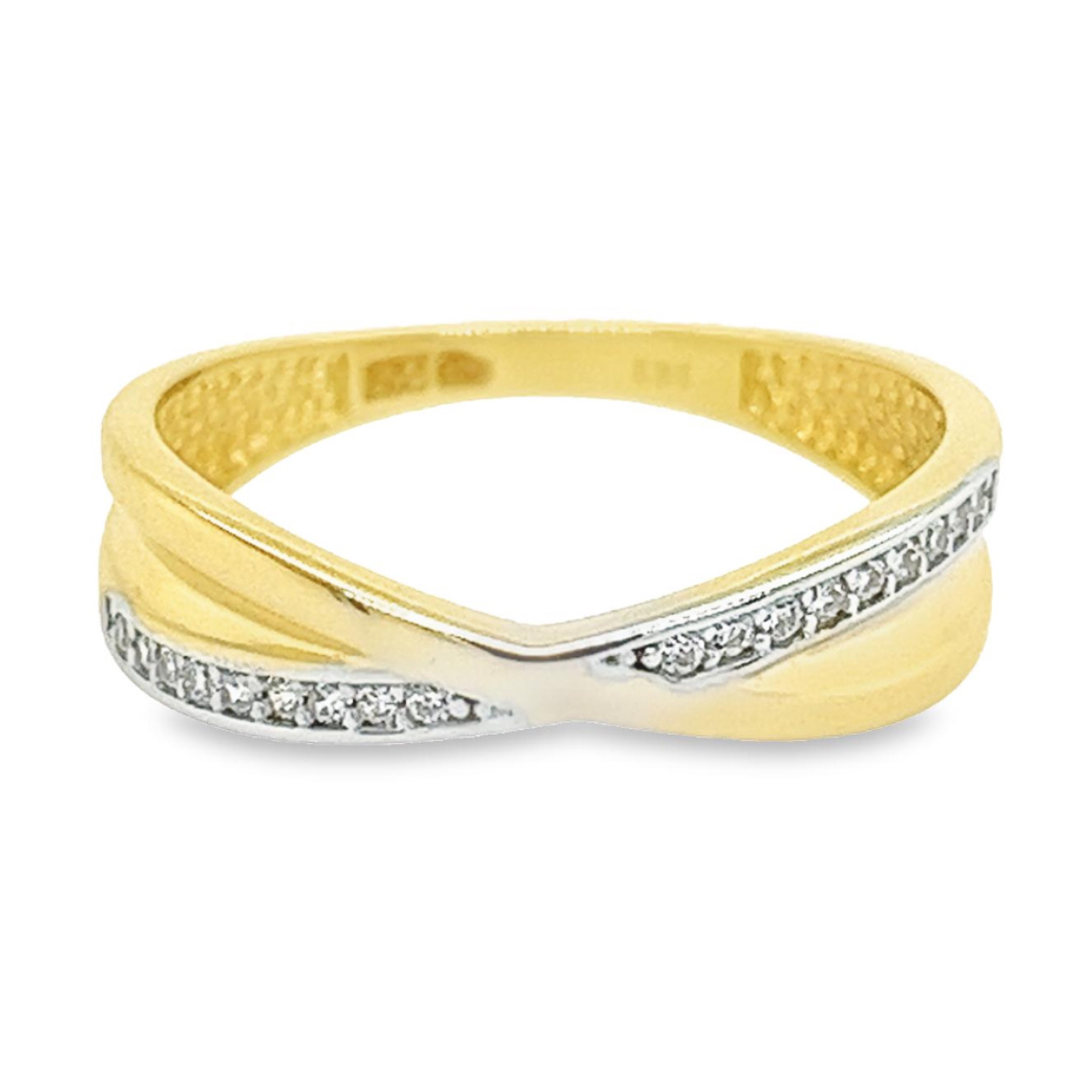 Deze bicolor gouden ring heeft een fijne en sierlijke uitstraling. De steentjes zijn briljant geslepen zirkonia's. Door het gebruik van zowel witgoud als geelgoud matcht deze ring met vrijwel alle andere sieraden.  Deze ring is volledig glad gepolijst.