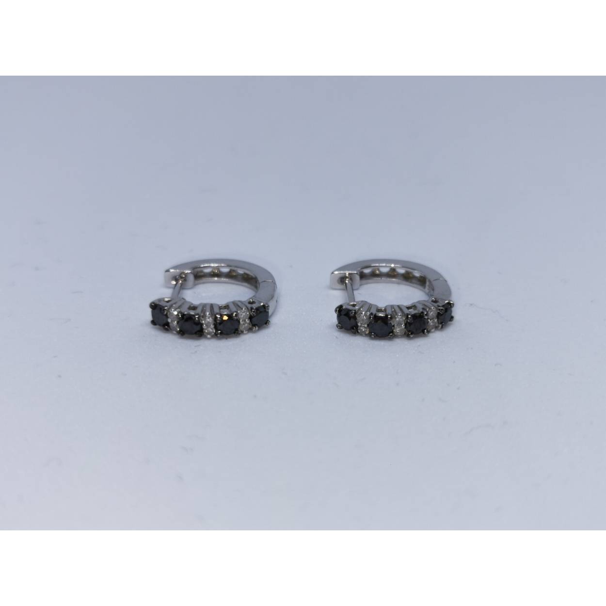 14 karaat wit gouden creolen diamant
2.64 gram 
Zwarte en witte diamant briljant geslepen 
0.12 crt per creool