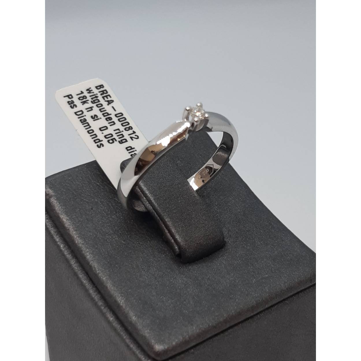 Deze prachtige witgouden ring met diamant van 18k met specificaties H SI en een gewicht van 0.05, model BREA-000812, is een verfijnde toevoeging voor elke sieradencollectie. Met een glanzende afwerking en een maat van 54, gemaakt van 14 karaat witgoud, is het ideaal voor dagelijks gebruik en speciale gelegenheden. Draag het solo voor elegantie of combineer met andere sieraden voor een stijlvolle uitstraling.