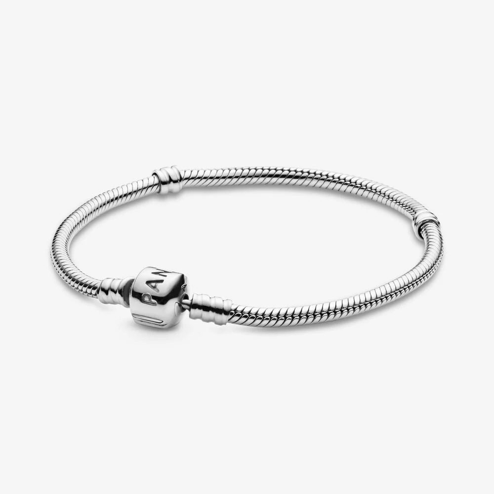Onze bestverkochte bedelarmband is de ideale basis voor jouw Pandora collectie. Deze slangenarmband is gemaakt van sterling zilver en is voorzien van Pandora's bekende tonsluiting zodat hij veilig dicht blijft. Het innovatieve schroefdraadsysteem maakt het eenvoudig om de bedels op jouw armband te schroeven. Voeg er eenvoudig een paar clips aan toe om de armband in drie groepjes te verdelen en kies dan je favoriete Pandora bedels om jouw unieke stijl uit te dragen.