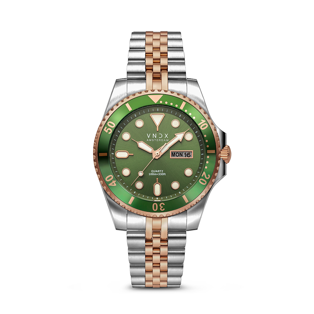 Dit stijlvolle horloge voor heren combineert tijdloze elegantie met geavanceerde functionaliteit. Met een kastdiameter van 42 mm biedt het een perfecte balans tussen een moderne uitstraling en klassiek design. De verfijnde wijzerplaat met datumaanduiding houdt je altijd georganiseerd, terwijl de waterdichtheid tot 10 ATM ervoor zorgt dat je zorgeloos kunt zwemmen, snorkelen en douchen.

De Amsterdam Luxury is uitgerust met lichtgevende wijzers, zodat je zelfs in het donker moeiteloos de tijd afleest.