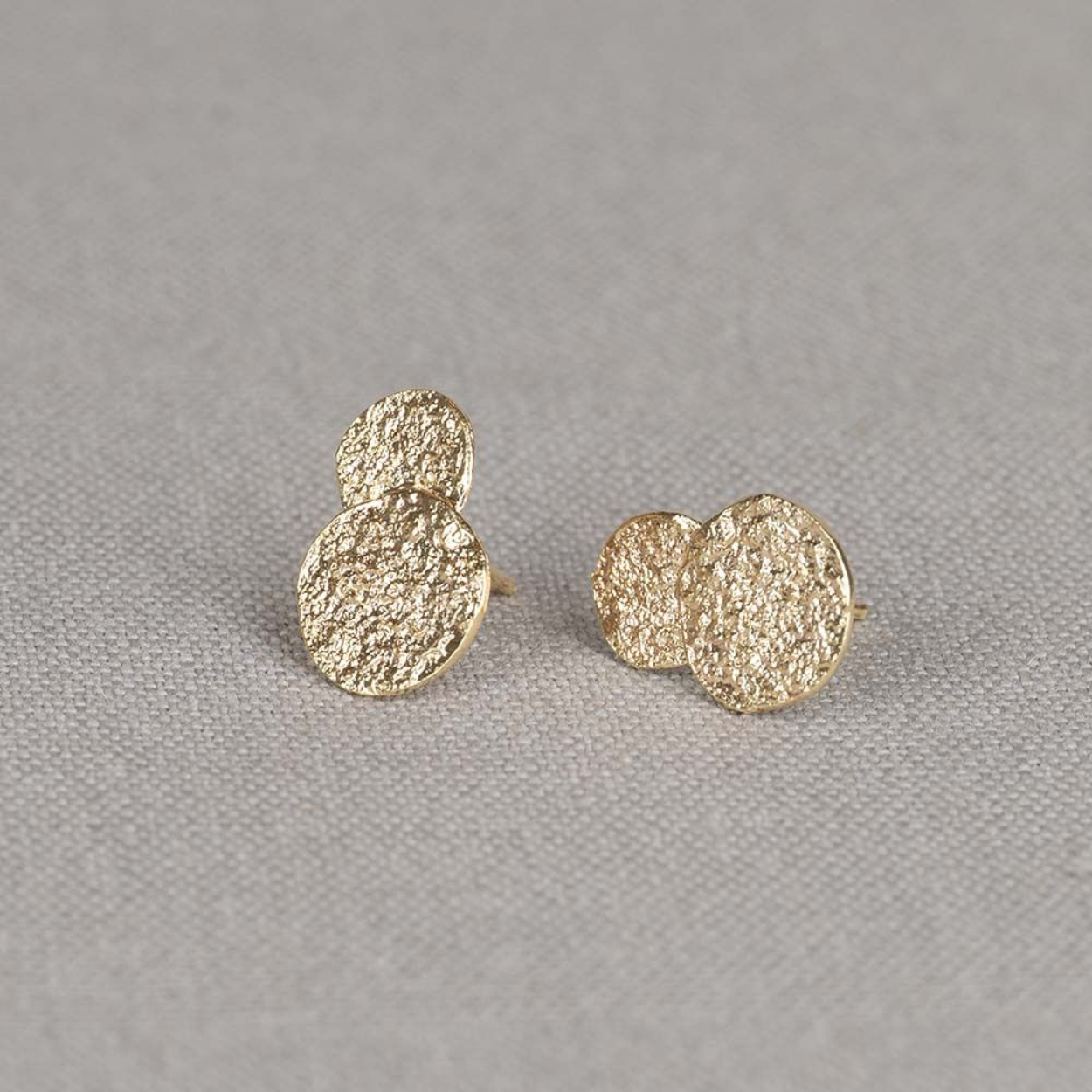 Oorstekers gemaakt van zilver verguld. De vorm doet ons denken aan wolken! Deze oorbellen kunnen perfect gedragen worden bij het bijpassende collier en de bijpassende armband.