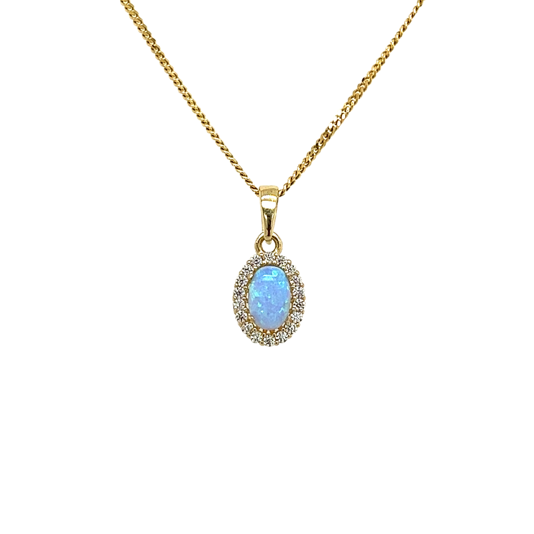 Deze hanger is ontzettend elegant. De ovaal geslepen steen is een blauw gekleurde opaliet geklemd tussen vier zetpoten. De kleine steentjes zijn briljant geslepen zirkonia's. 

Note: het kettinkje hoort niet bij de hanger, deze is enkel gebruikt voor de foto.