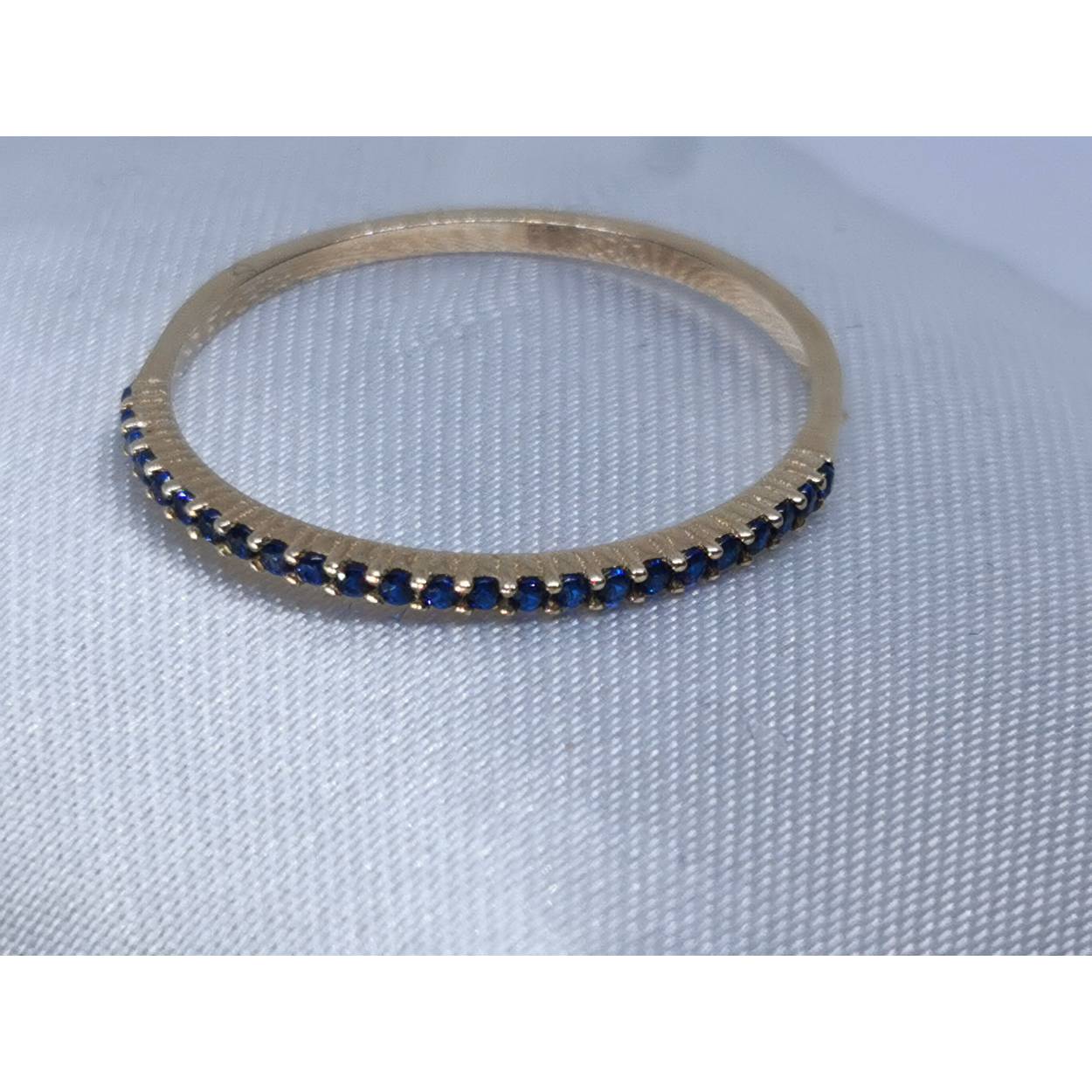 14 Karaat geel gouden Alliance ring met donker blauwe zirkonia steentjes in gedeelde klauwzetting.