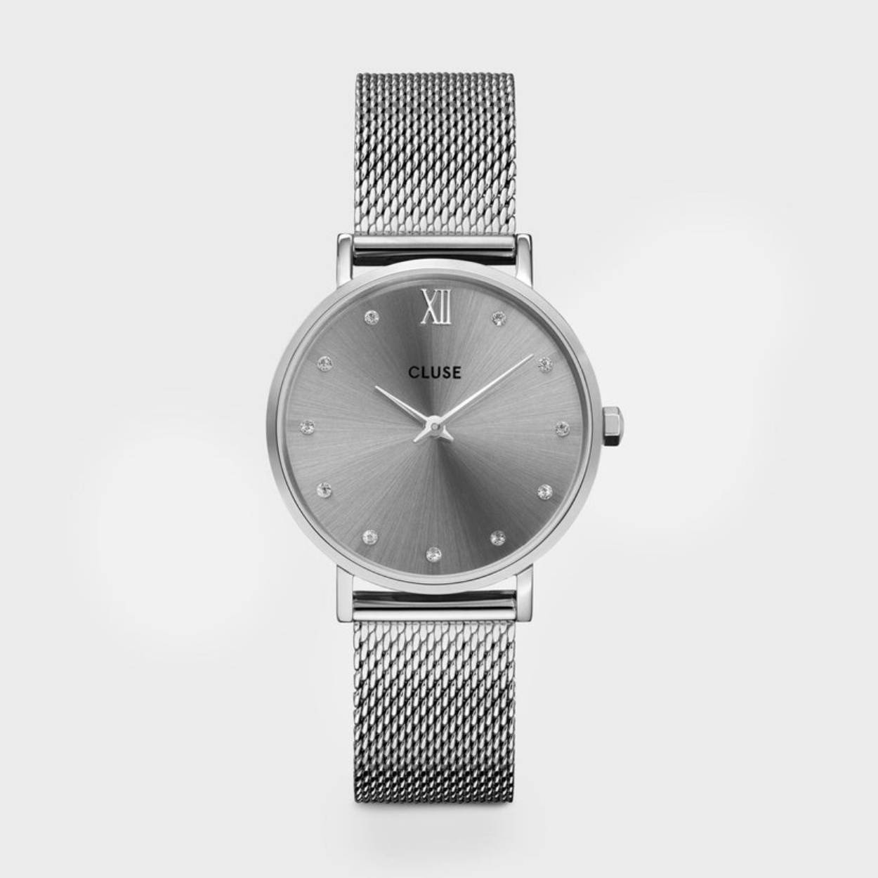Wil je een beetje sprankeling om jouw look af te maken? We hebben wat je zoekt. Dit Minuit dameshorloge wordt je nieuwe favoriete sprankelende accessoire. Ontworpen met een grijze sunray wijzerplaat, bezet met kristallen, een gepolijste zilverkleurige ronde horlogekast van 33 mm en een zilverkleurige mesh horlogeband van 16 mm. Het is het perfecte horloge om je look af te maken. Bovendien kun je de horlogeband makkelijk zelf aanpassen. Je hoeft dus niet naar je plaatselijke juwelier te gaan voordat je jouw horloge kunt dragen.