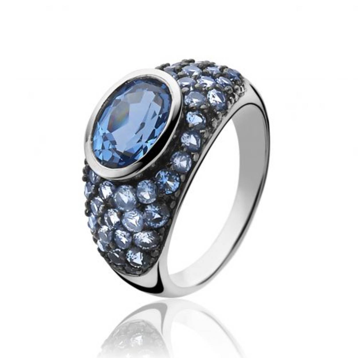 ZINZI zilveren 'Statement' ring met grote ovale blauwe zirconia, omringd met kleine blauwe zirconia's. De zwarte rodium laag rondom de kleinere steentjes geeft een exclusieve look. De ring is ook verkrijgbaar in andere opvallende kleurencombinaties. Vervaardigd van eerste gehalte zilver (925) en met extra rodiumlaag voor een langdurige glans.