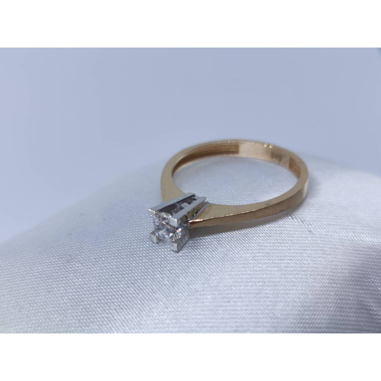 14 karaat geel gouden solitaire ring met briljant geslepen zirkonia gezet in wit goud.