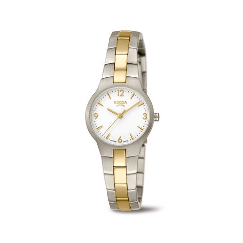 Boccia Titanium 3312-02
Dit dameshorloge van Boccia Titanium heeft een nette uitstraling. De zilverkleurige titanium horlogekast zorgt voor een stijlvolle look en de witte wijzerplaat maakt het horloge klassiek. Het horloge heeft een ronde kast met een diameter van 28mm, een saffierglas, en is 5ATM. Combineer dit prachtige exemplaar met de andere sieraden van Boccia Titanium voor een complete look. Aan de titanium kast zit een bi-color titanium schakel band. 

HET MERK
Boccia Titanium is het titanium merk van Nederland, dat zijn oorsprong in Duitsland vindt en is opgericht in het jaar 1992. Ontwikkeld door internationale ontwerpers. Alle titanium componenten van de BOCCIA TITANIUM collectie zijn gemaakt van 99,7% puur titanium; het bijzondere materiaal. Het is licht in gewicht, neemt de temperatuur van de huid aan en is zeer huidvriendelijk. Bovendien is het corrosie- en temperatuurbestendig.

SPECIFICATIES
- Saffierglas
- Ronde titanium horlogekast, Ø 28mm
- Titanium band
- Witte wijzerplaat
- 5ATM (Regen- & spatwaterdicht)
