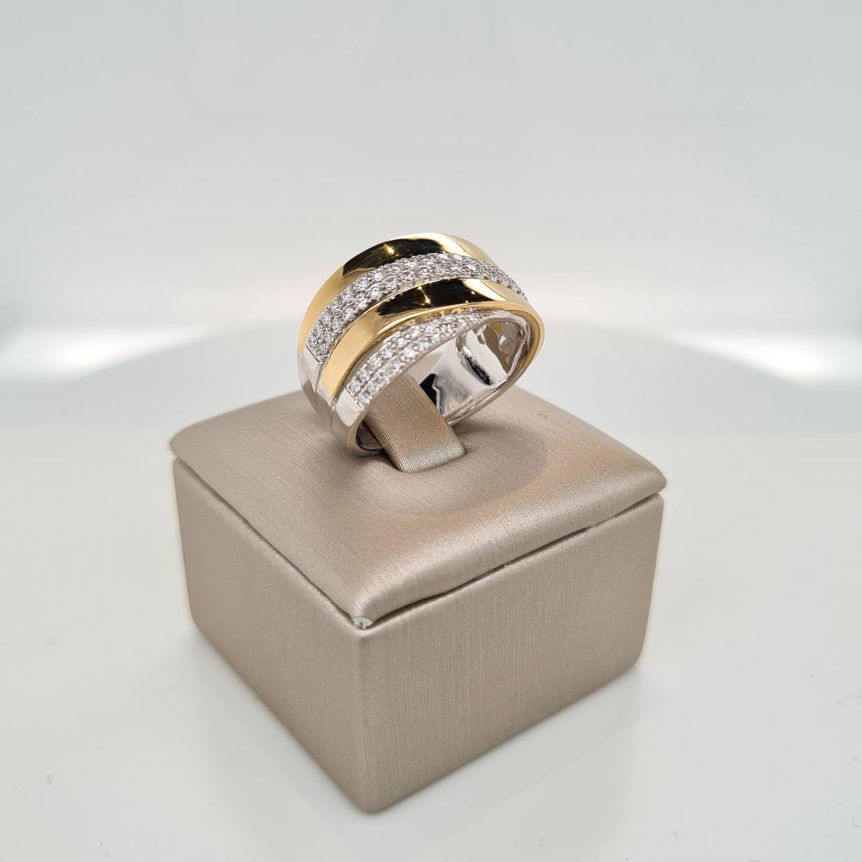 Prachtige 14krt bicolor gouden ring met diamant 0.56 G SI1. De maat van de ring is 55 (17.5). Heeft u een andere maat, neem dan gerust contact met ons op.