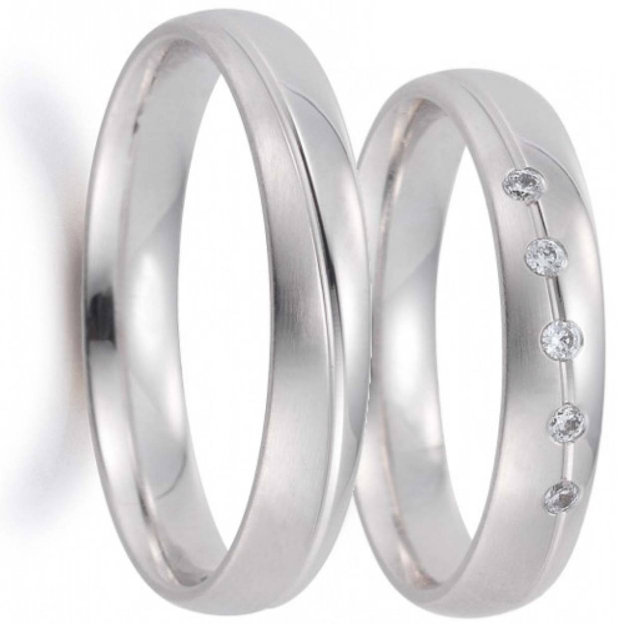 585 witgouden trouwringen, mat/glimmend. 4 mm breed. de damesring is gezet met totaal 0.075crt briljant