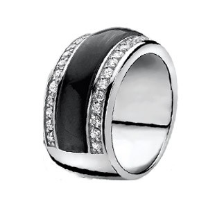 Zinzi zilveren ring met zwarte steen en zirkonia's.