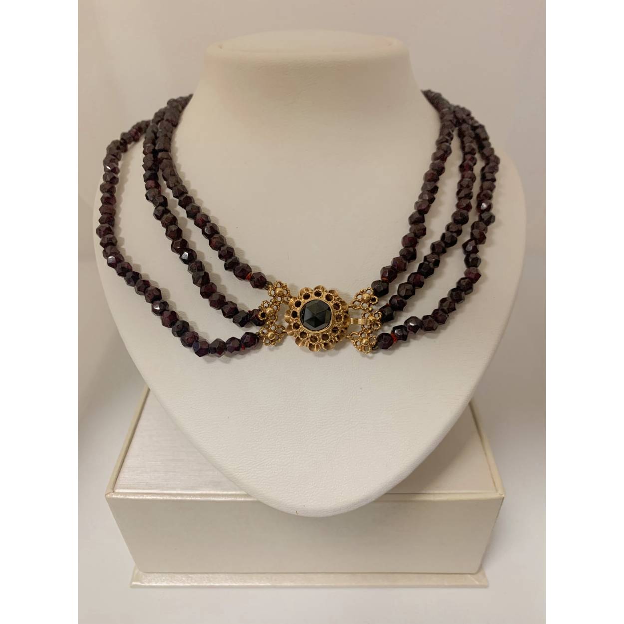 VINTAGE 3 strengen granaat collier met gouden sluiting 
