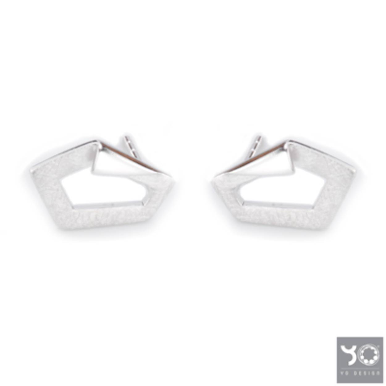Yo-design is een strakke en elegante sieradenlijn in de combinatie edelstaal met zilveren accenten, die zich nog steeds onderscheidt van de rest van de markt.

De collectie kenmerkt zich door de verfijnde ontwerpen die zich lenen voor alledaags gebruik, maar die ook zeker niet misstaan op een galajurk.