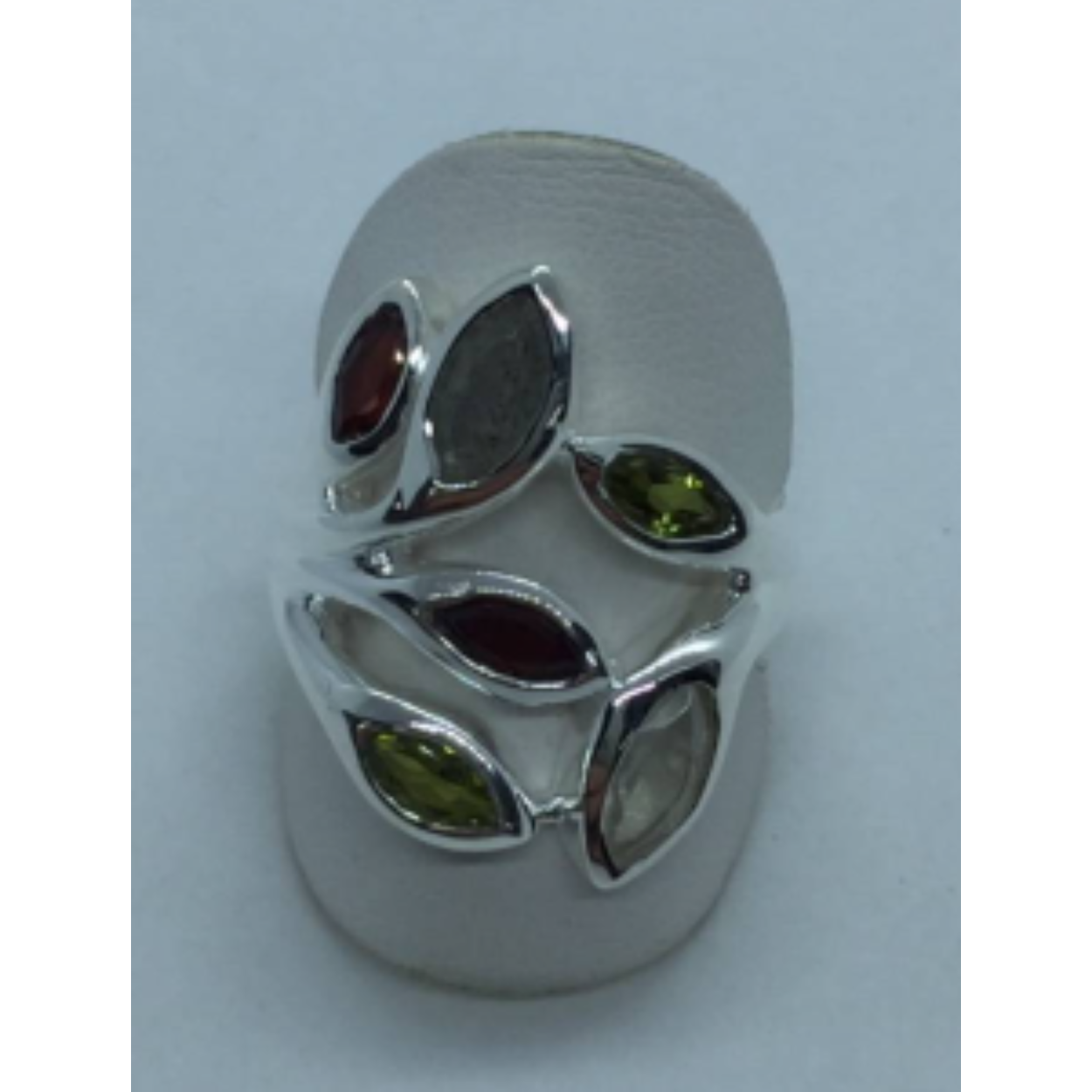 Ring met granaat, maansteen,peridot en labradoriet  r247 maat 18 