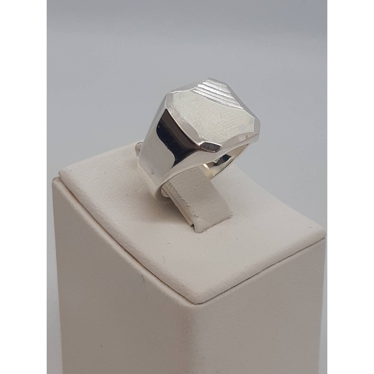 De zilveren herenring, modelnummer BREA-RDL-0002463, is gemaakt van 925 sterling zilver en heeft een glanzende afwerking. De ring is 13 mm breed en 2 mm diep, en heeft een witte kleur. Ideaal om dagelijks te dragen of voor speciale gelegenheden. Draag hem solo voor een elegante look of combineer met andere ringen voor een trendy stijl.