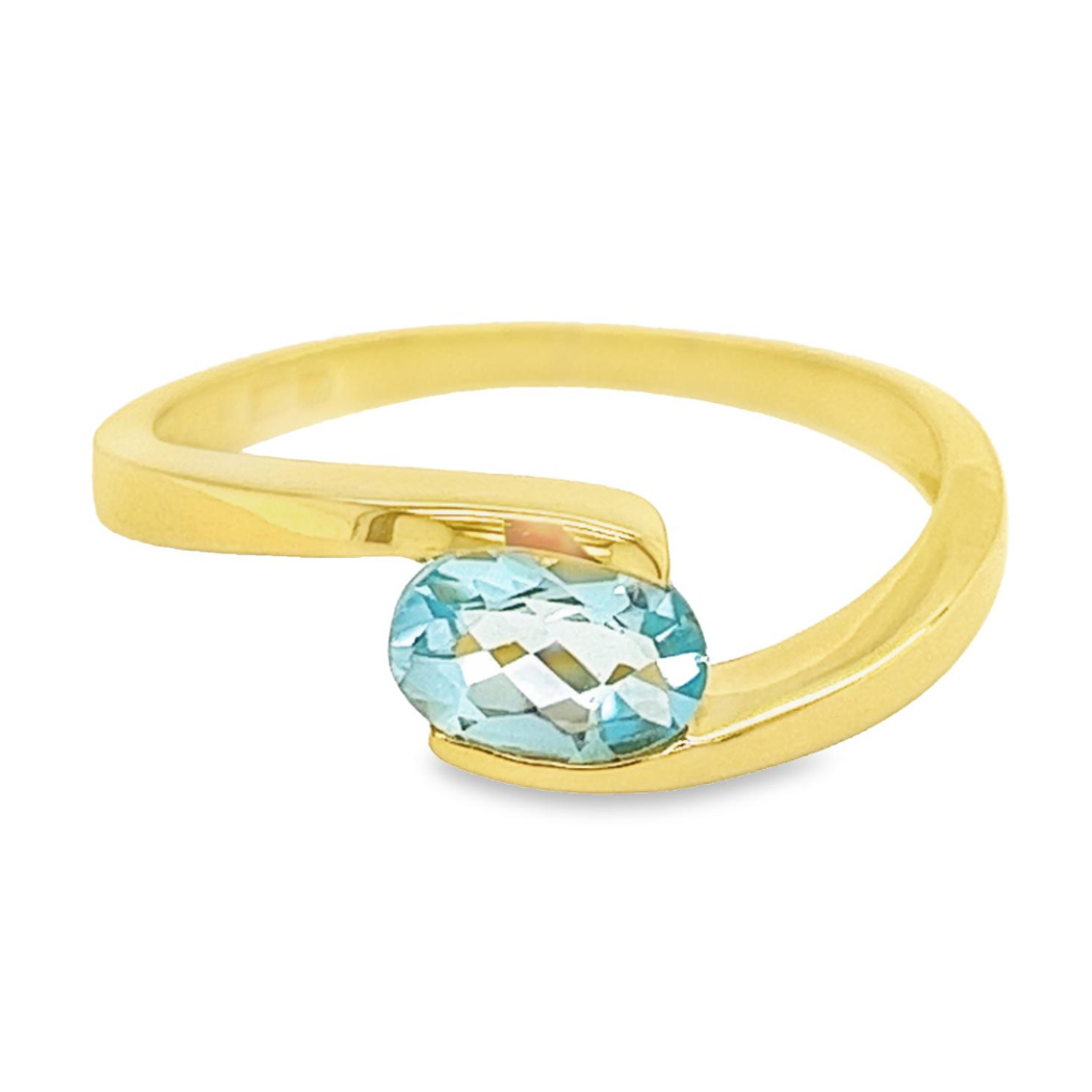 Deze ring is gemaakt van 14-karaats geelgoud. Het sierlijke ontwerp in combinatie met de blauwe topaas maakt deze ring een onwijs mooi sieraad.
