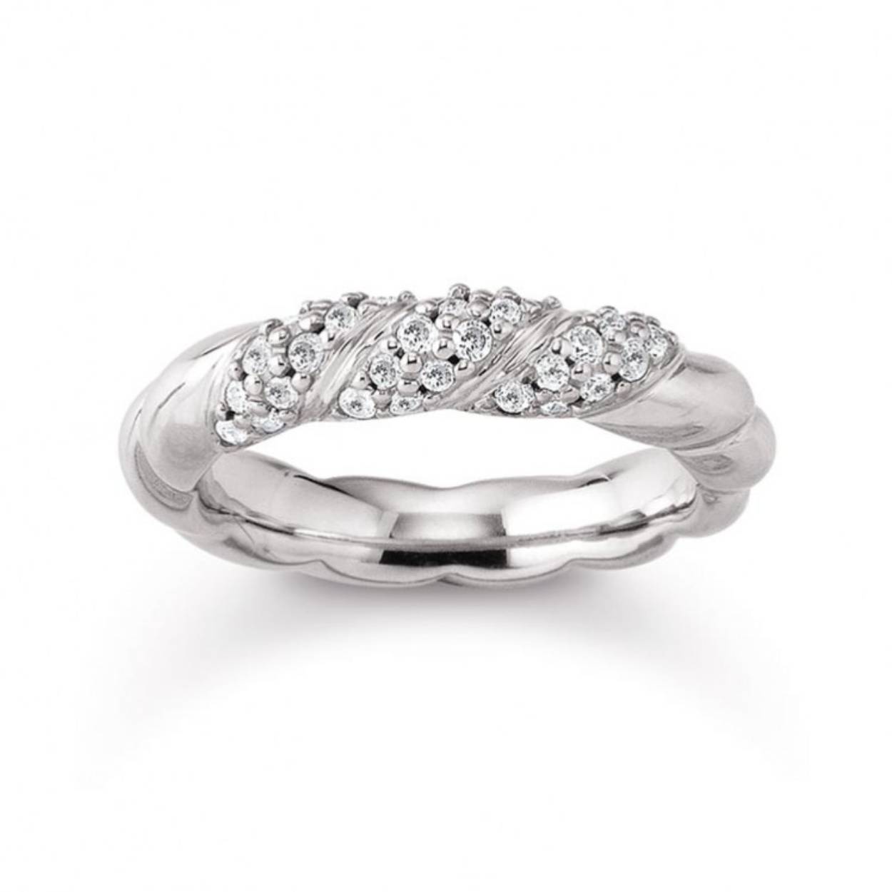 Deze prachtige zilveren ring van Viventy is bezet met zirkonia. De maat van de ring is 54. Heeft u interesse in een andere maat? Neem dan contact met ons op.