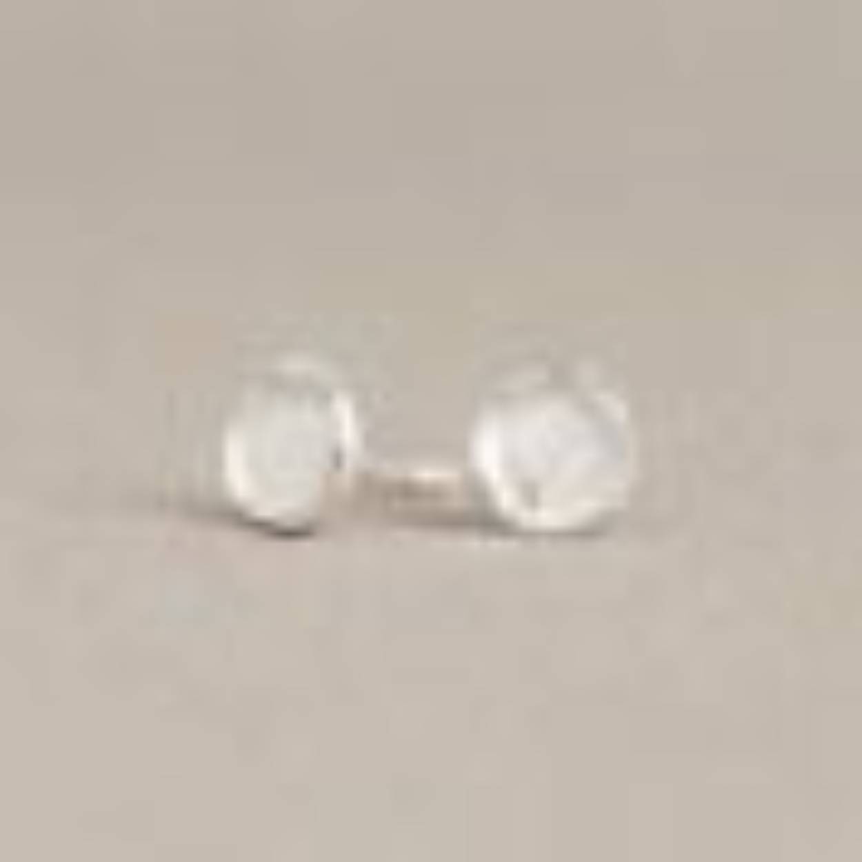 Oorknopjes gemaakt van 925 sterling zilver de oorknop heeft een ronde organische vorm. De randen van de oorstekers staan omhoog voor meer diepte.

Materiaal: 925 sterling zilver
De glans van 925 sterling zilver maakt het een gewild edelmetaal voor de vervaardiging van sieraden. Het bestaat uit 92,5% puur zilver en 7,5% koper. Puur zilver is een zacht en buigzaam materiaal, het koper in 925 sterling zilver zorgt voor de stevigheid. De sieraden van Jéh Jewels zijn nikkel vrij.