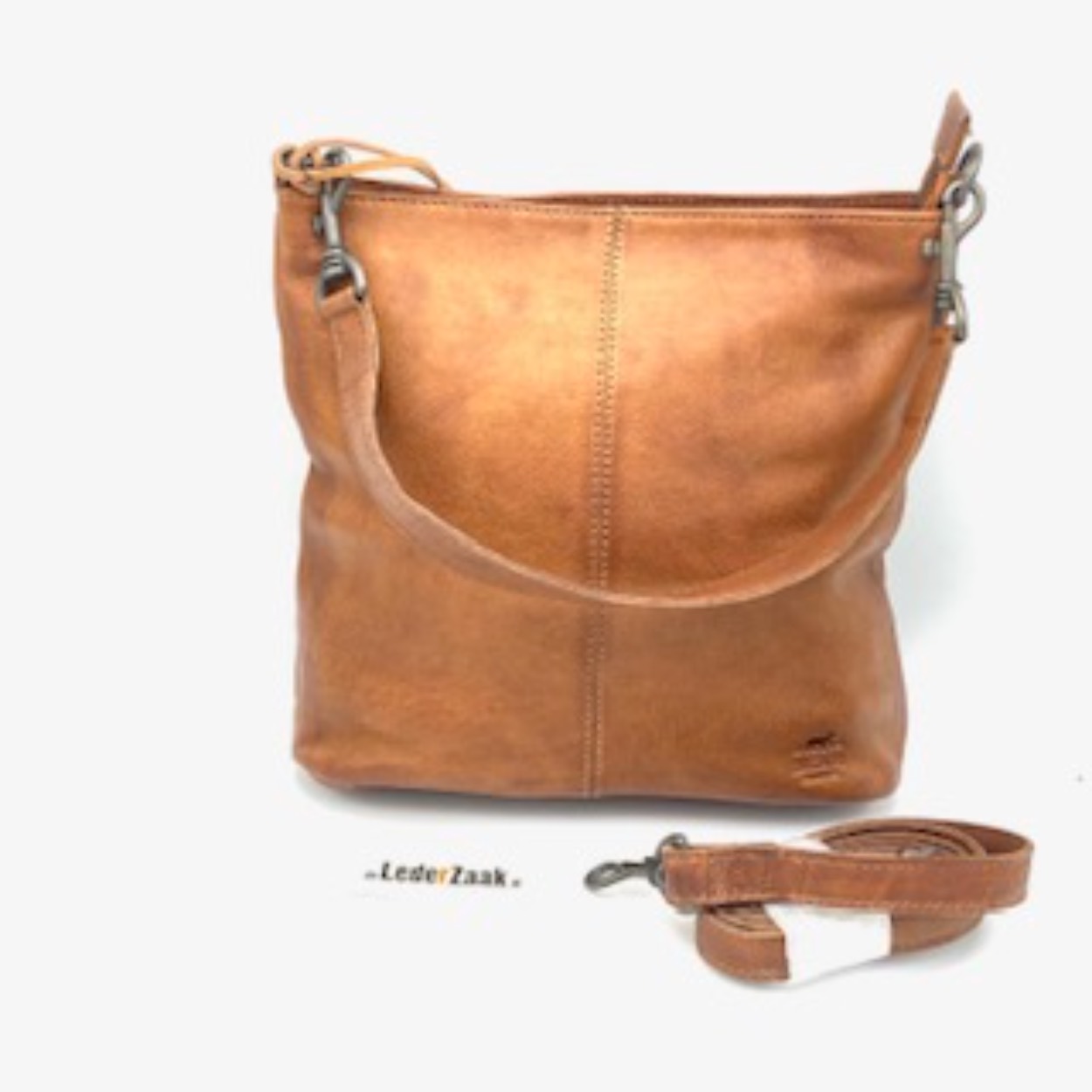 Zacht lederen schoudertas welke ook kort maar ook als cross body is te dragen. Deze damestas is voorzien aan de achterzijde van een handige rits. Onder de toprits zit een steekvak, 2 pennenvakken en een ritsvak. Deze damestas is gewoon multifunctioneel en geschikt voor iedere outfit.

Afmetingen:
Hoogte 26cm x breed 26cm x diep 9cm