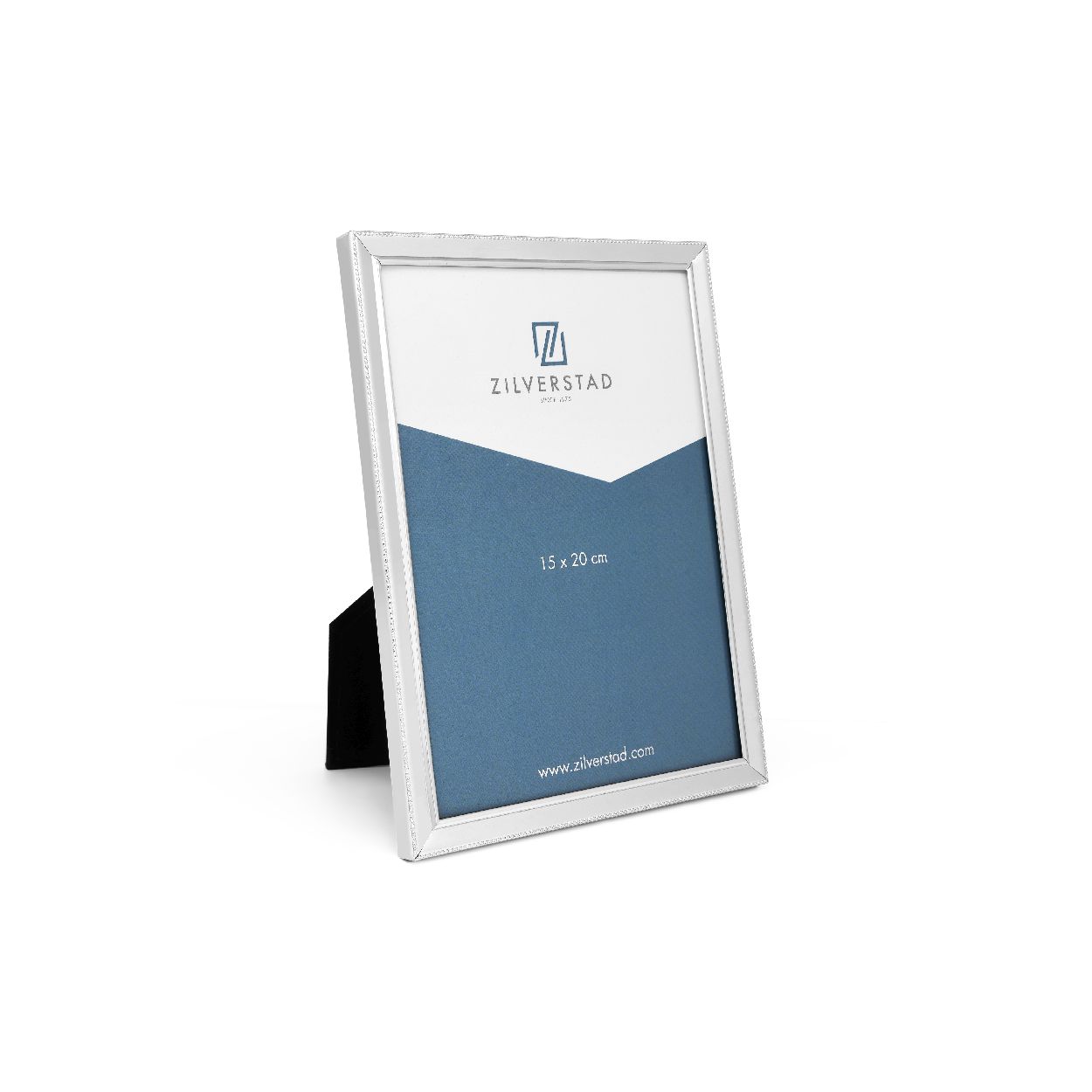 Deze zilveren fotolijst is van het merk Zilverstad. De fotolijst is 200 mm hoog en 150 mm breed.