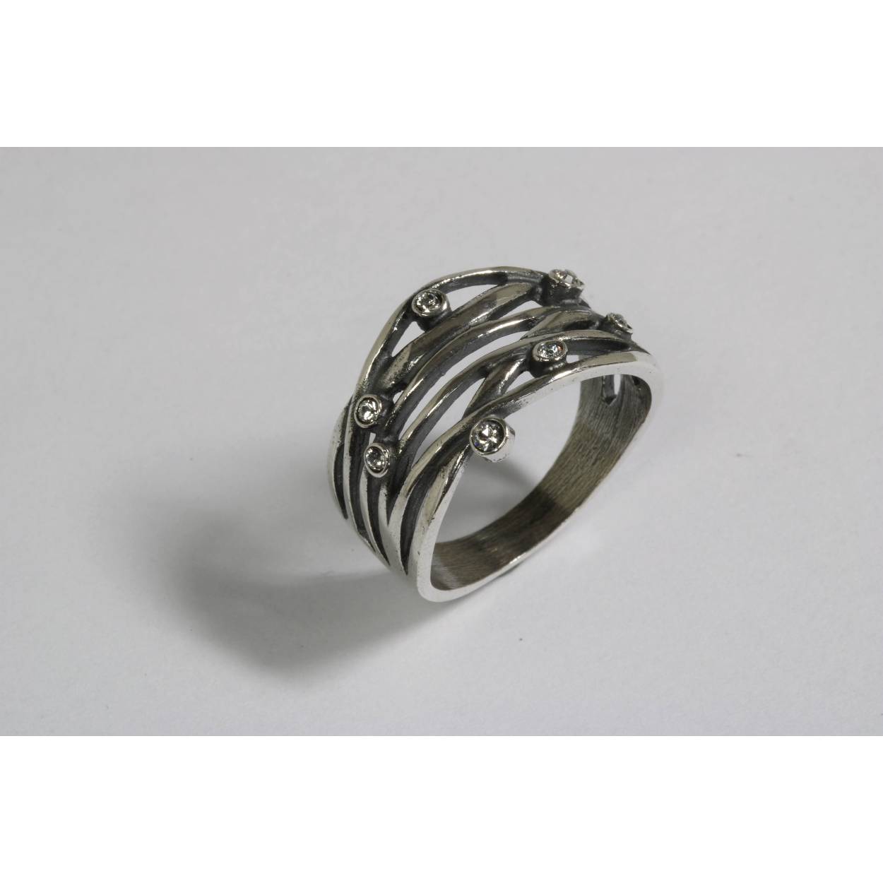 Zilveren ring met kristal steentjes. Maat 19