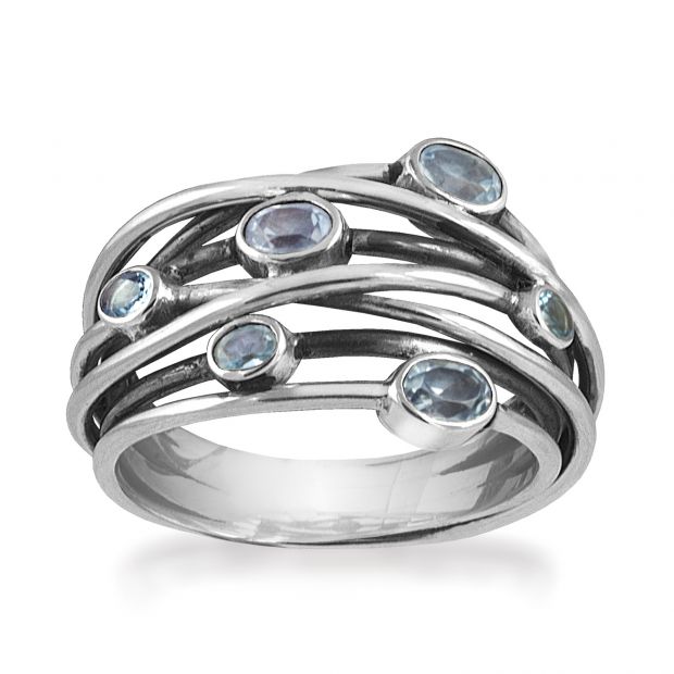 Deze sterling zilveren ring is afgewerkt met verschillende grootte topaas steentjes.
Rabinovich sieraden kenmerken zich door de prachtige eenvoudige en stijlvolle ontwerpen. Rabinovich is een klassiek en persoonlijk Deens sieradenmerk en onderscheidt zich door gebruik te maken van echte edelstenen in combinatie met zilver, verguld zilver en zilver met gouden elementen. Daarbij wordt er gebruik gemaakt van strakke en ronde vormen en verschillende kleuren parels en stenen. Het zilver wordt op dusdanige manieren gebruikt dat het niet alleen de bekende glanzende zilverkleur heeft, er wordt ook veelvuldig gebruik gemaakt van geoxideerd zilver wat de prachtige vaak wat wat meer matte zwart zilveren kleur oplevert. De passie van Rabinovich? Dromen vastleggen, gedachten te grijpen en beide omzetten in mooie en vrouwelijke sieraden. Let op: Deze zuivere, natuurlijke materialen zijn volstrekt uniek. Ze verschillen in kleur en hebben unieke insluitsels en kenmerken waaraan hun ouderdom en natuurlijke schoonheid te zien zijn.
