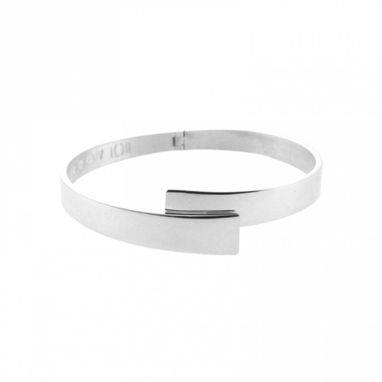 NOL sieraden biedt u een doordachte collectie moderne spangen, armbanden, ringen, horloges, oorknoppen en broches. Uitgevoerd in zilver of goud of een combinatie daarvan. Laat u inspireren door deze collectie en weet dat er in aanvulling hierop ook altijd maatwerk mogelijk is. Want ieder sieraad wordt hier in Nederland exclusief voor u op maat vervaardigd.

