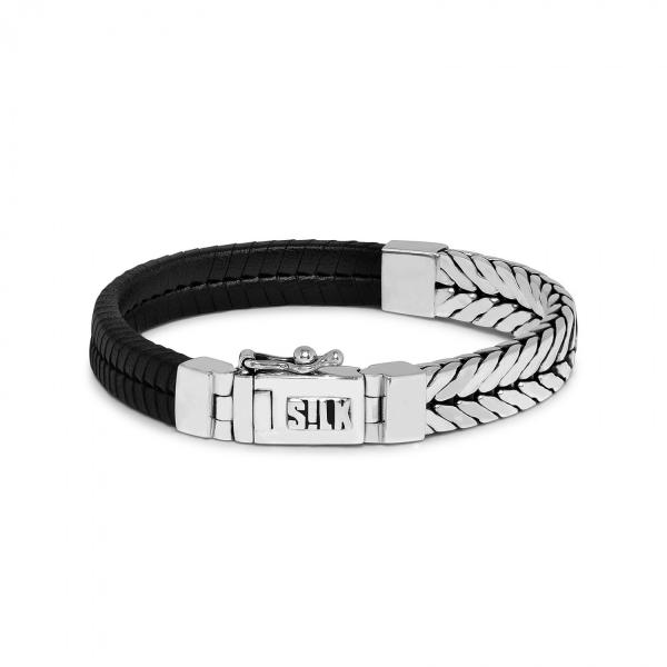 Deze half zilveren half leren armband van Silk is van de Chevron collectie!
De maat van de armband is 19 cm.