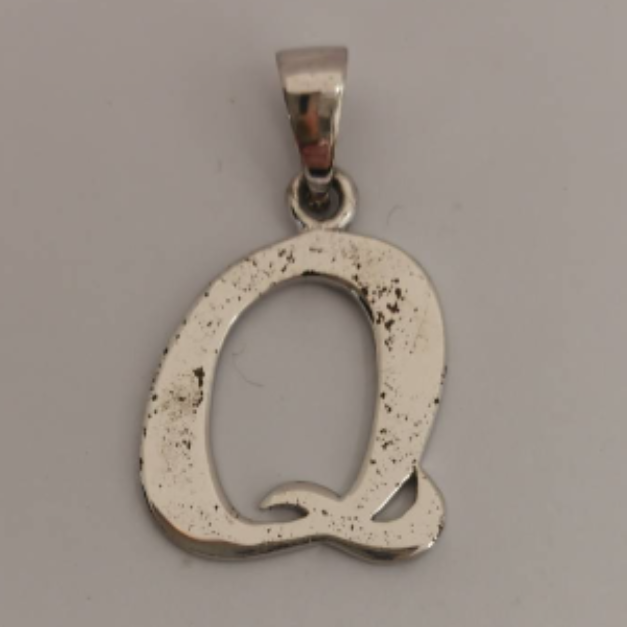 Zilveren hanger letter Q 