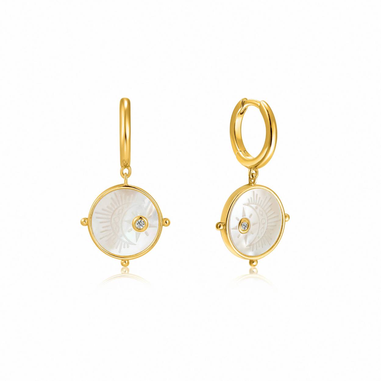 Eenvoudig maar toch opvallend, deze 14K gold plated oorbellen van Ania Haie. Het parelmoeren accent, de gravering en de stralende zirkonia geeft de oorbellen een unieke uitstraling. De tijdloze sieraden uit de Wild Soul collectie geven de esthetiek van traditionele camee-sieraden een moderne twist. Combineer de sieraden uit deze collectie met elkaar voor een complete look.