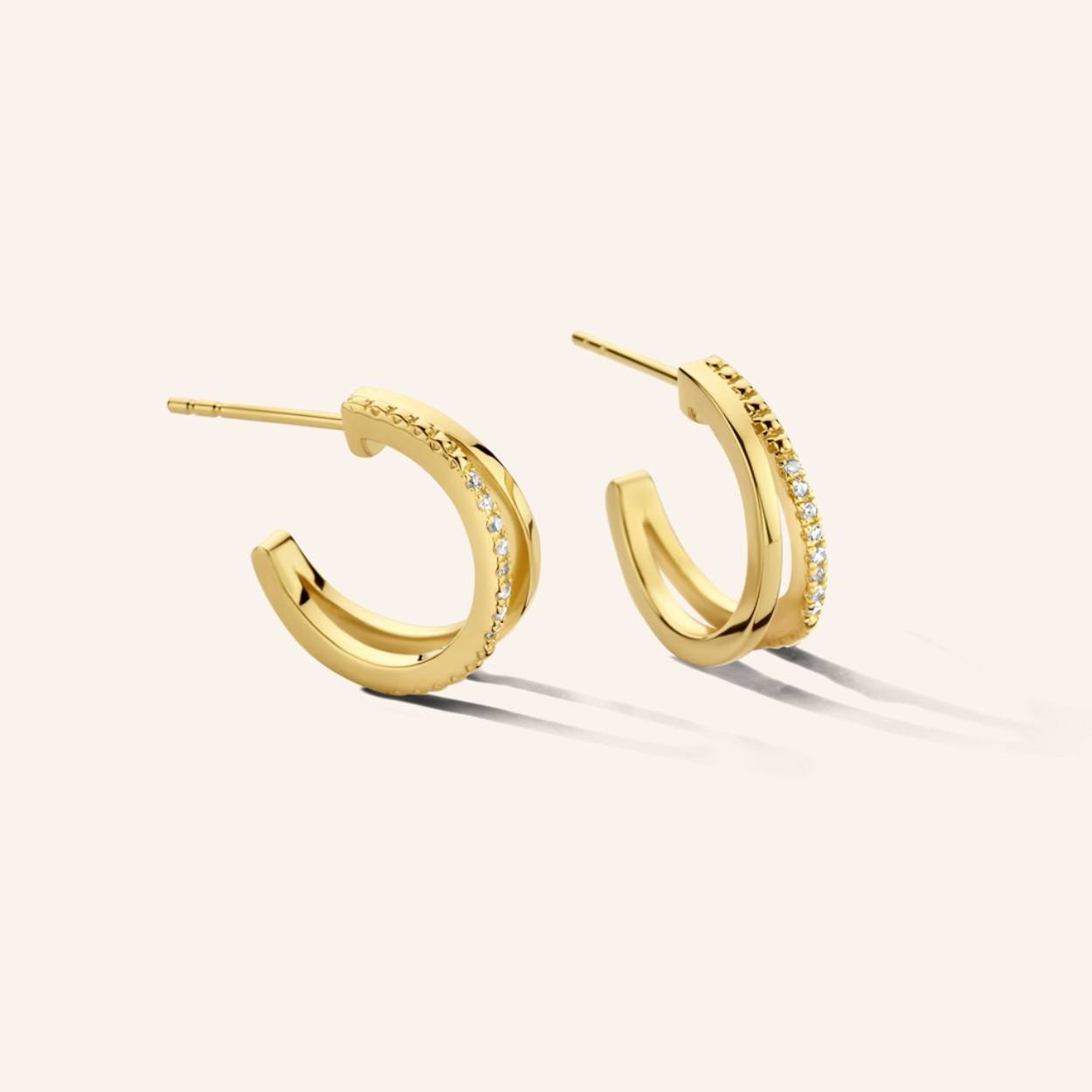 Double the hoops, double the fun. Perfect for those who like a pierced look, but fear the needle. With its 16x diamonds, there’s no need to compromise on shimmer and shine.