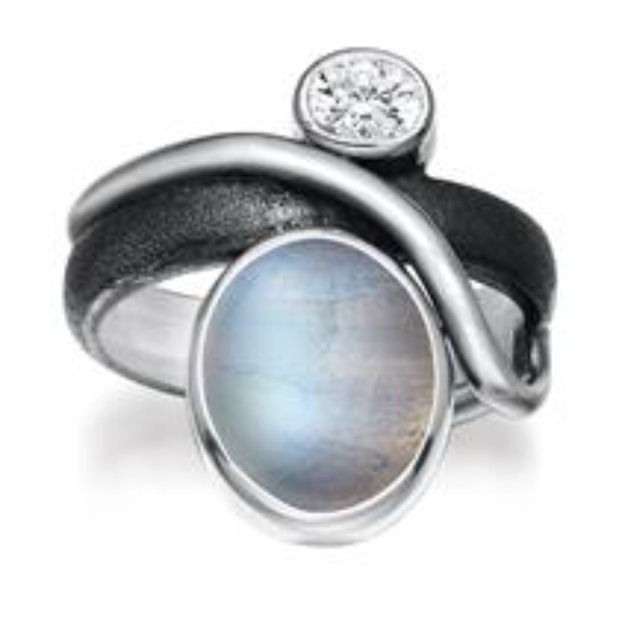 Deze sterling zilveren ring bevat een blauwe maansteen alsmede een zirkonia.