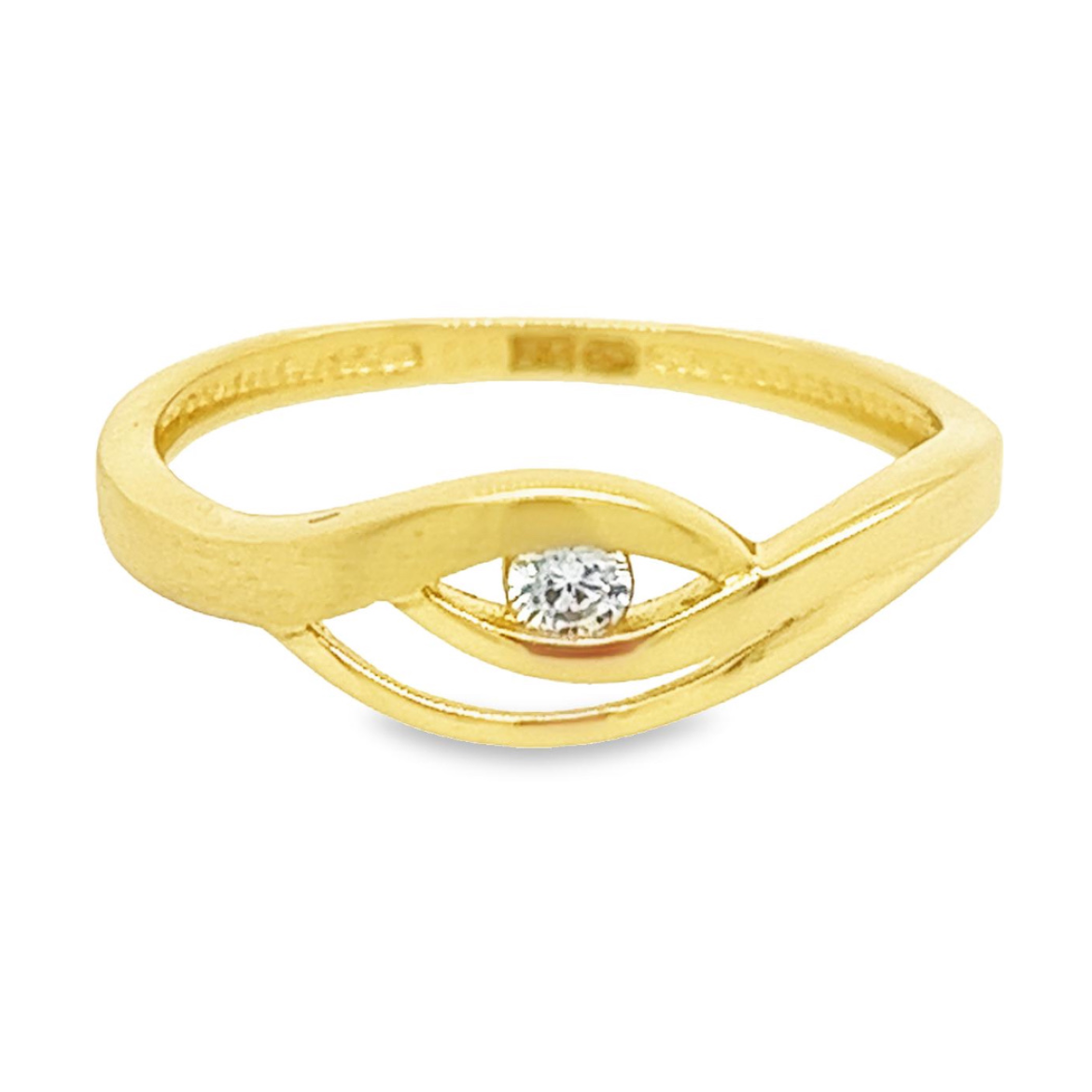 Deze geel gouden ring is gedeeltelijk gematteerd en voor het grootste gedeelte glad gepolijst. Het fantasieontwerp is bijzonder en zorgt voor een alledaagse uitstraling. De briljant geslepen zirkonia steen zorgt ervoor dat deze ring helemaal compleet is.