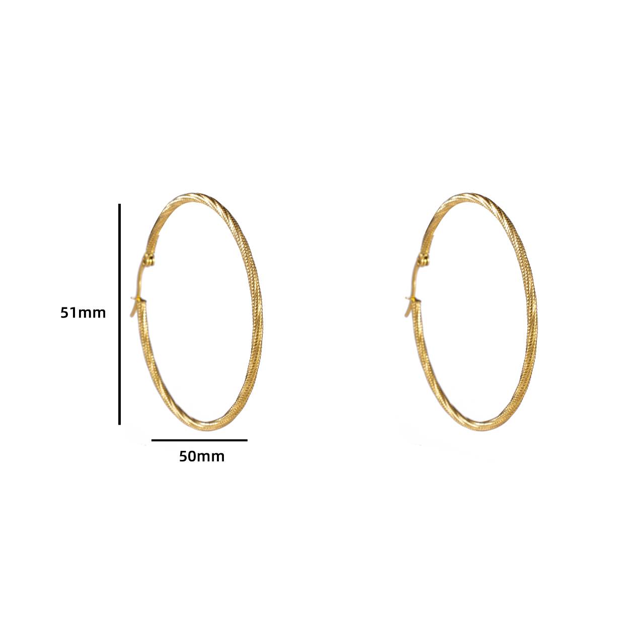 Deze prachtige oorbellen van Go Dutch Label zijn ideaal voor zowel dagelijks gebruik als voor speciale gelegenheden. Ze hebben een moderne en elegante uitstraling door de combinatie van zilver en glinsterende steentjes. Draag ze met een chique avondjurk of met een casual outfit voor een trendy touch. Een absolute must-have voor je sieradencollectie!