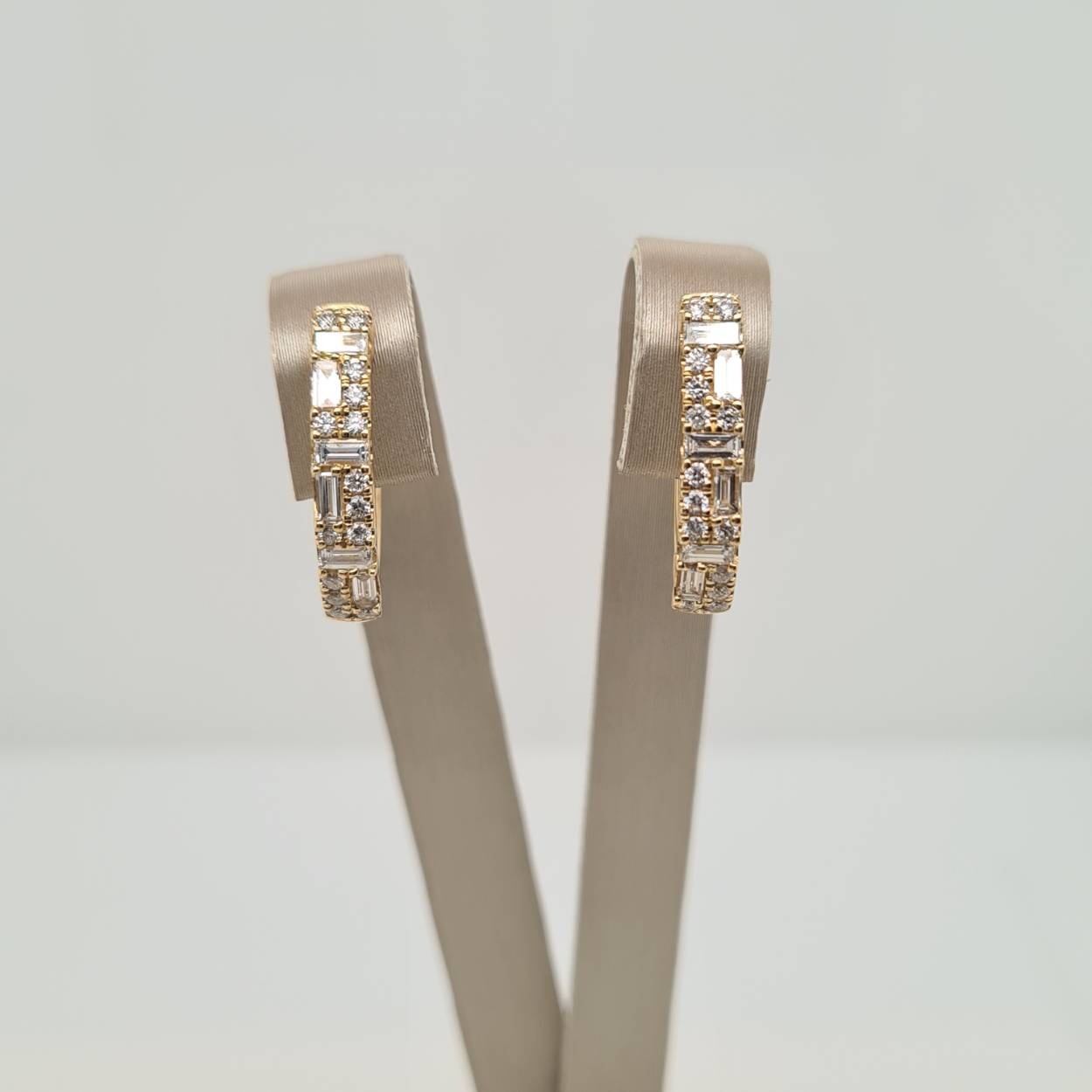 Prachtige 14 karaat gouden oorsieraden met diamant, 0.66crt G SI. Tevens bijpassende ring en collier verkrijgbaar. 