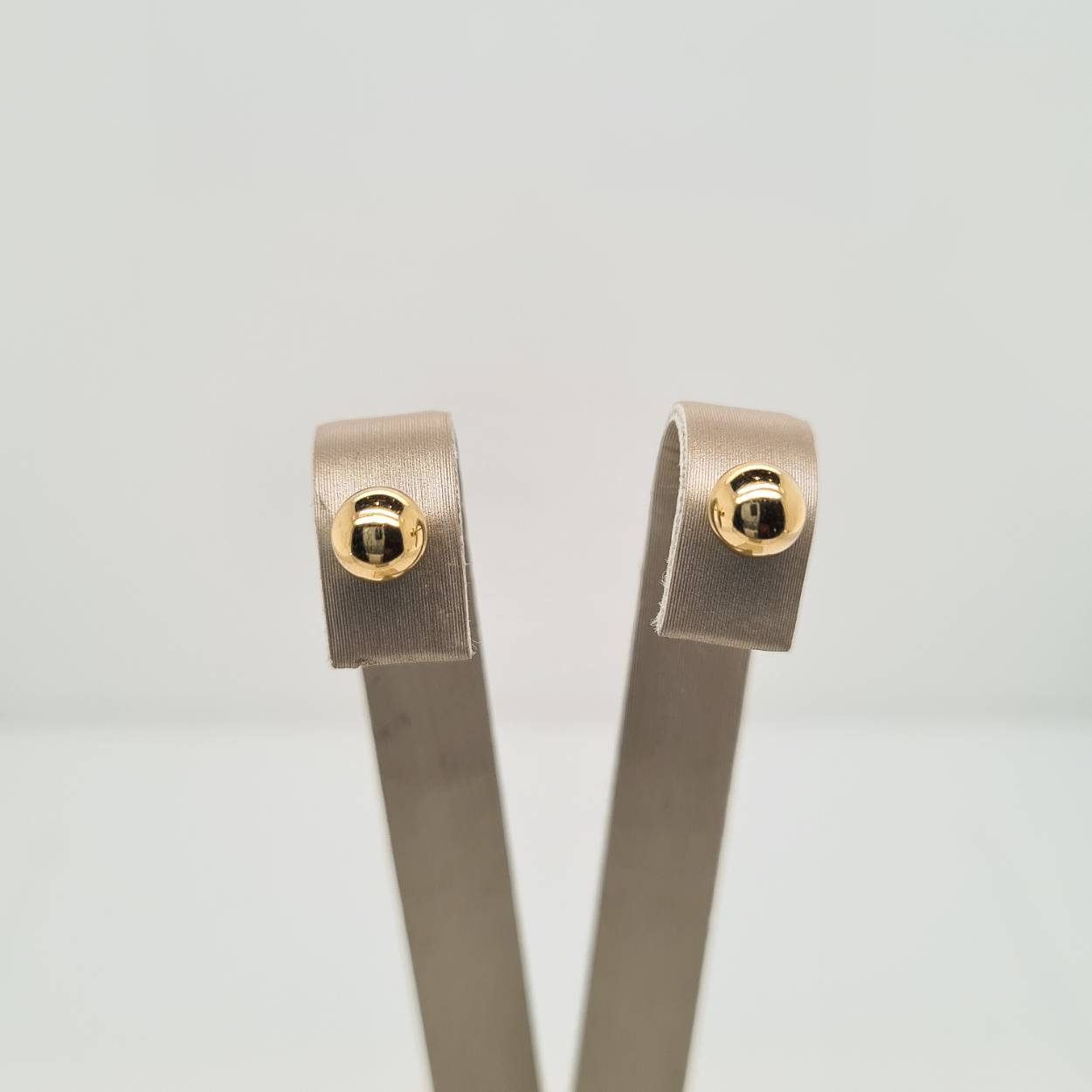 Een goede garderobe begint bij de basis en ditzelfde geldt voor een tijdloze sieradencollectie! Deze basic oorknoppen passen bij iedere outfit en zijn met veel andere sieraden te combineren. 

Prachtige 14krt gouden oorknoppen in de vorm van een bolletje. De oorknoppen hebben een diameter van 5mm en zijn uitgevoerd met een stevige poussette sluiting. Ook in witgoud en rosegoud leverbaar.