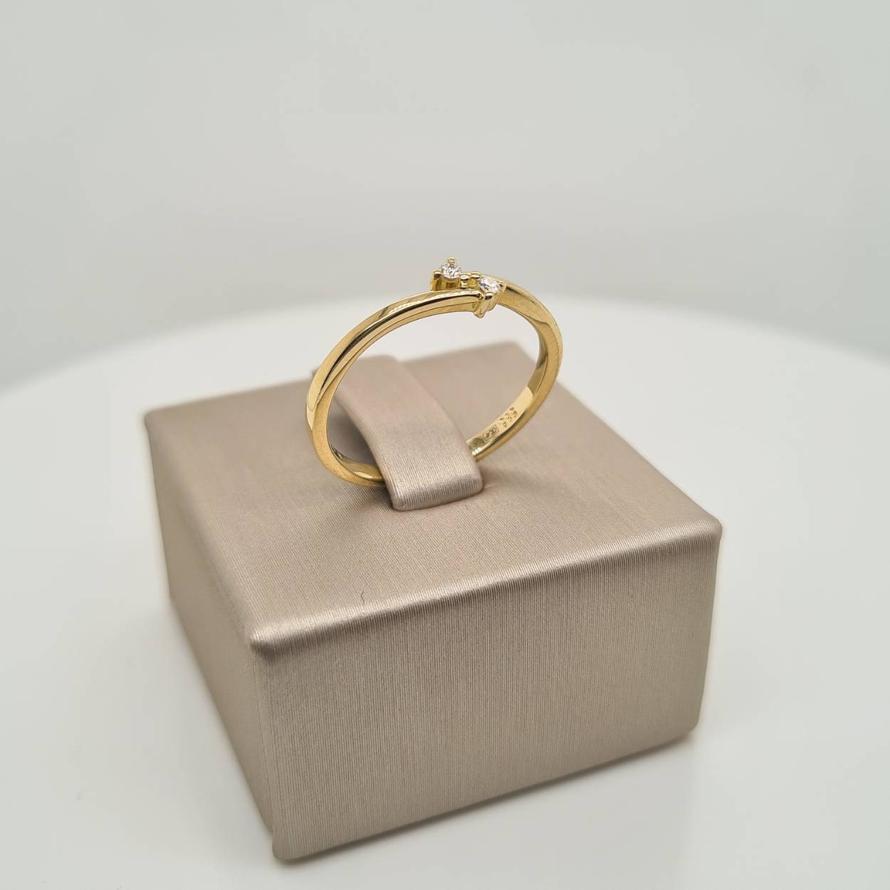 14k Geelgouden ring uitgevoerd met diamant. De ring heeft een breedte van 4mm. Het diamantgewicht is 0.03ct.