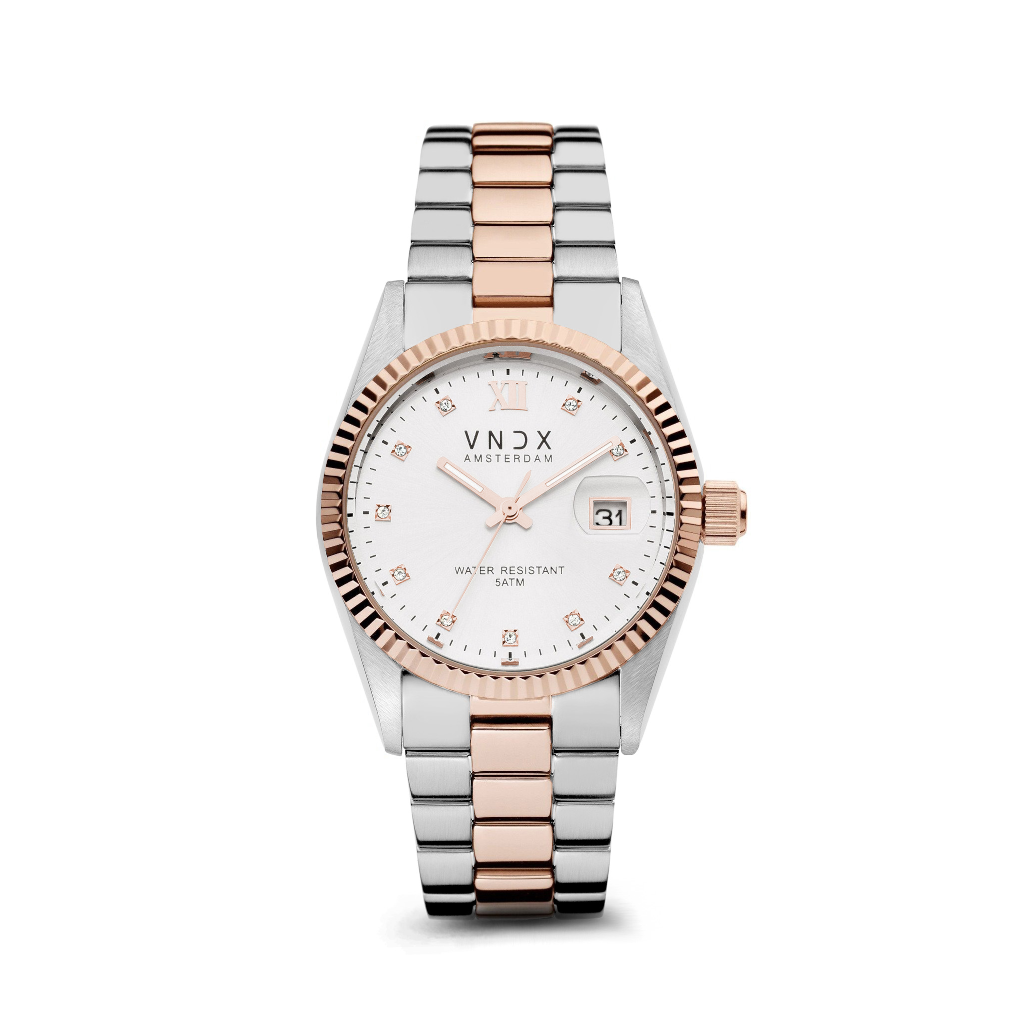 De Dare Devil Medium Zilver Rosé, het horloge dat tot in detail is gemaakt om perfect op je pols te vallen. De diameter van haar kast is 36 mm kwaliteit en daarmee de perfecte Medium. Met haar roestvrijstalen schakelband, gevuld met rosé goud, kun je de Dare Devil perfect aanpassen op jouw polsmaat, zo ben jij één met je horloge.

Haar elegante design zorgt ervoor dat je Dare Devil fungeert als een eyecatcher bij je outfit. Wanneer je haar van dichterbij ontdekt, zie je; “The Devil in the detail.” Haar sprankelende wijzerplaat is voorzien van een index met Swarovski steentjes.

Ben jij een Dare Devil die houd van feestjes of nachtelijke avonturen, ook dan zal de Dare Devil het perfecte horloge voor je zijn. Jouw Dare Devil is voorzien van lichtgevende wijzers, die zorgen voor een “Glow in the dark” effect. Zo zorgt je Dare Devil ervoor dat jij Never too late bent!

Wees jezelf, Creer je eigen stijl en kies je eigen pad! Just be a Dare Devil, It’s Never Too Late!