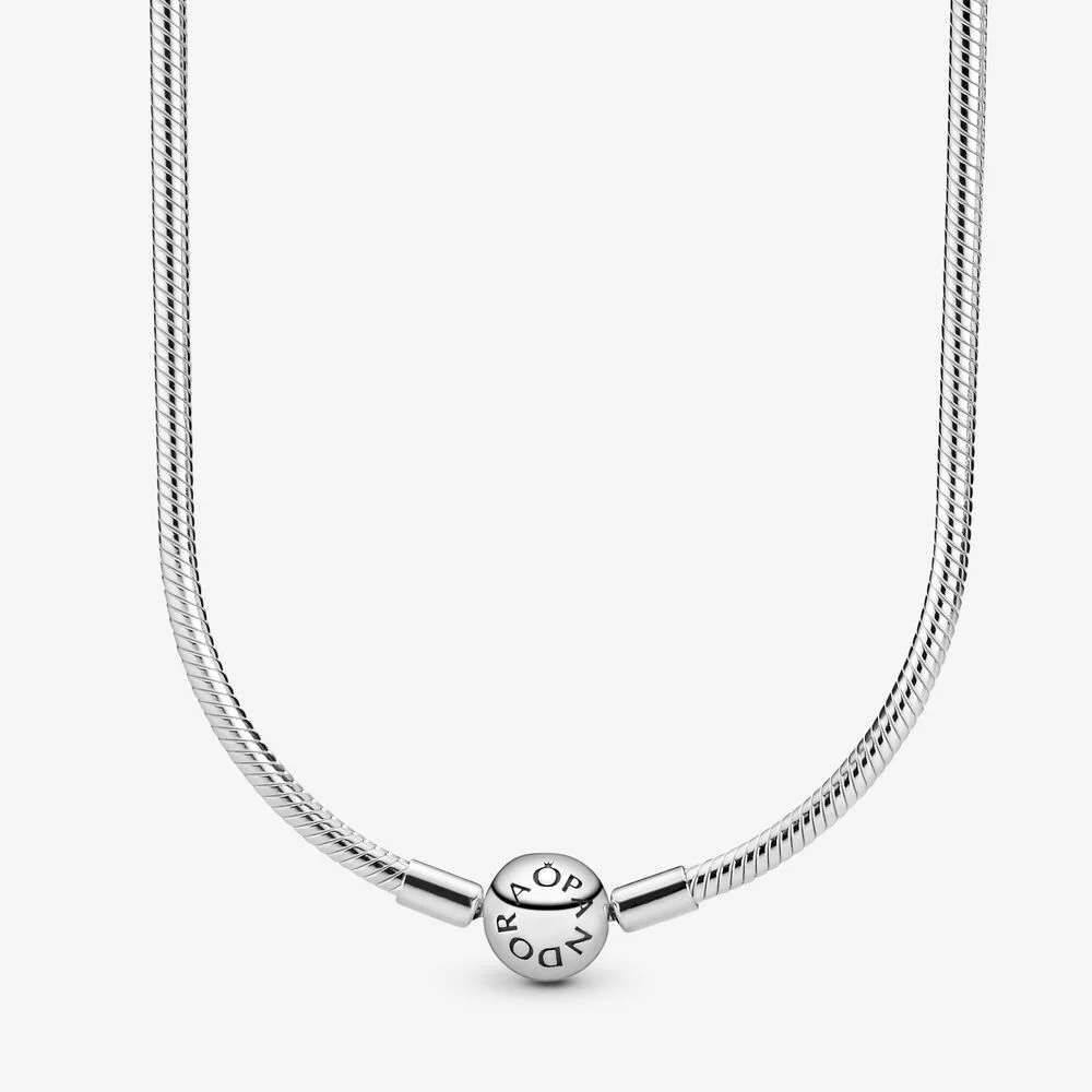 Deze slanke snake chain-halsketting is een verfijnde must-have voor je Pandora-collectie. Hij is verkrijgbaar in verschillende lengtes, gemaakt van sterlingzilver en afgewerkt met een balsluiting met gestanst logo. Draag je Pandora-halsketting onversierd voor eenvoudige elegantie of cre&euml;er een unieke look met een selectie van je persoonlijke bedels. Maak je styling compleet met een paar sprankelende met silicone gevoerde Pandora-clips, een glamoureuze manier om je bedels te ordenen en vast te zetten.