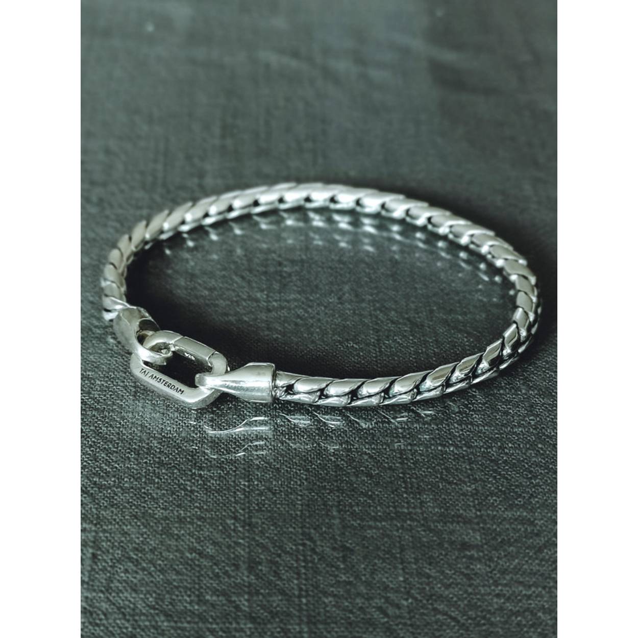 Naam: 'Magnus' is Latijn en betekent 'groots'.

De perfecte basic die niet te robuust maar ook niet te verfijnd is. Een subtiele armband die mooi combineert met andere sieraden.

AFMETINGEN
Breedte band: 4 mm.

Handgemaakt van 925 sterling zilver. Fair trade & eco-friendly.