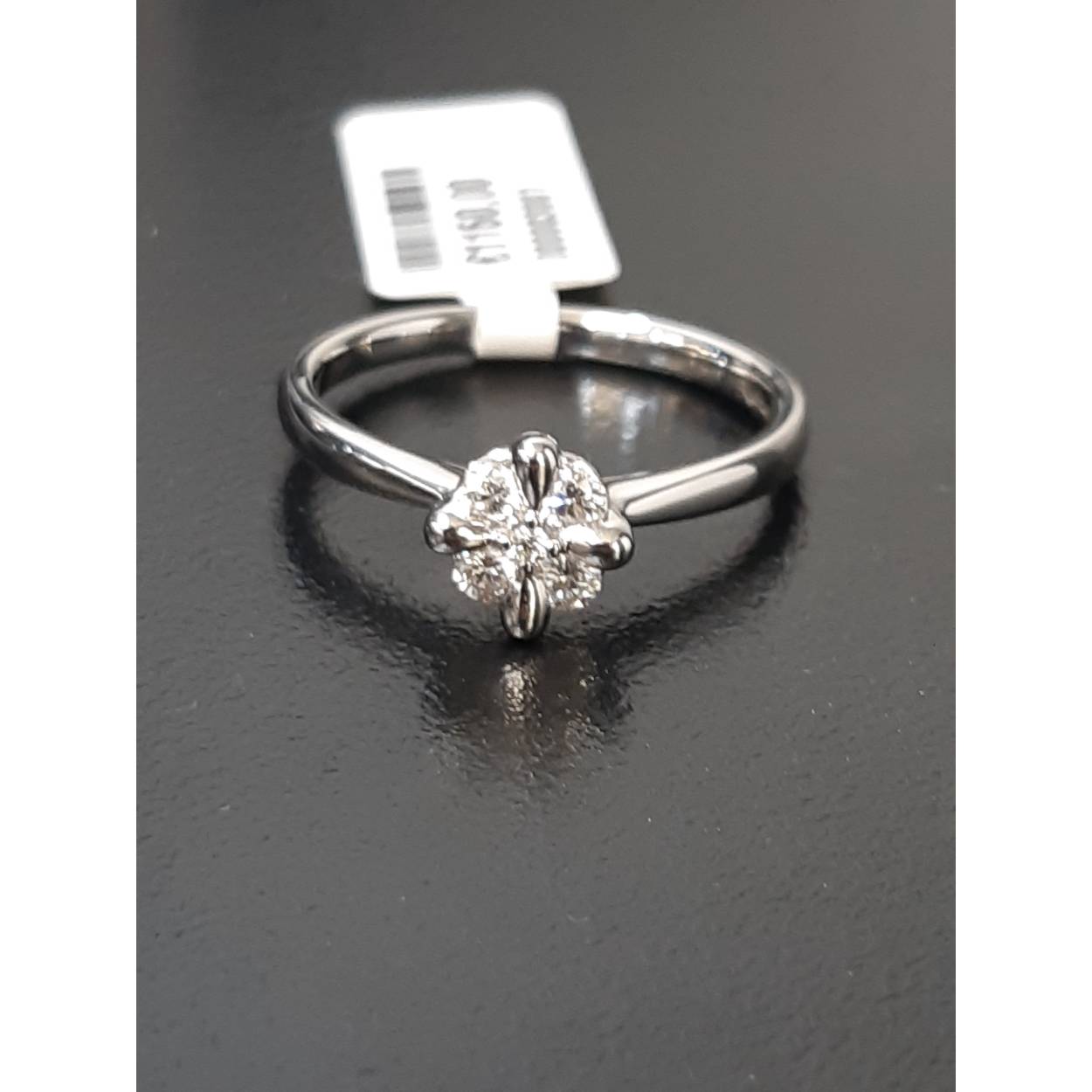 Deze prachtige gouden ring, modelnummer BREA-0002649, is gemaakt van 18-karaats witgoud en bevat vijf briljant geslepen diamanten van totaal 0.21 karaat met SI1 zuiverheid. Perfect voor elke gelegenheid; draag het om verfijning aan uw dagelijkse outfit toe te voegen. Verkrijgbaar in maat 54, straalt het elegantie en luxe uit. Ideaal als geschenk of voor uzelf.