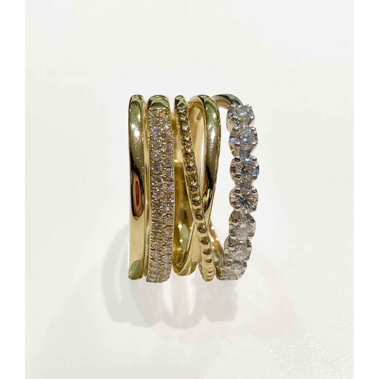 De 14kt. Bicolor gouden overkruis ring, modelnummer GGE2927, heeft 5 banen en 50-0.64ct H/Si diamanten. Deze geelgouden ring in maat 57.5 is een prachtig sieraad voor elke gelegenheid. Draag het als een statement stuk op uw ringvinger om een elegante en verfijnde look te cre&euml;ren. Perfect voor dagelijkse luxe of speciale gelegenheden.