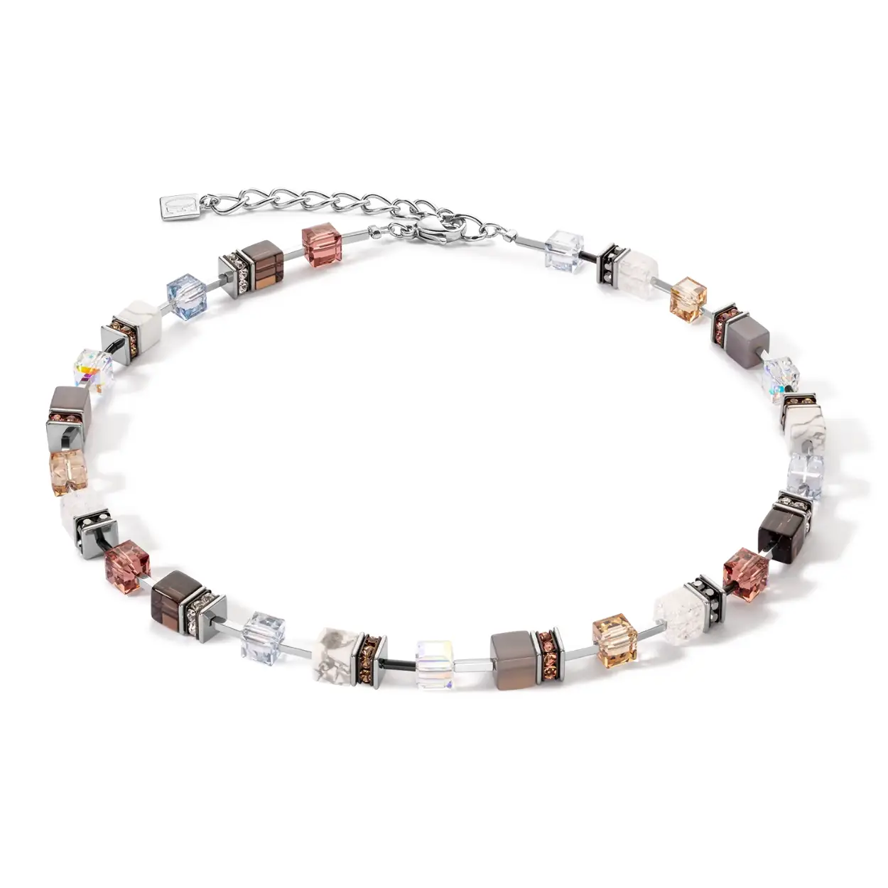 Een ware statement piece dit stalen collier van Coeur de Lion! DE bekende Geocube. maar dan een maatje groter. Vervaardigd met verschillende edelstenen; bergkristal, bergkristal, rookkwarts en agaat.
