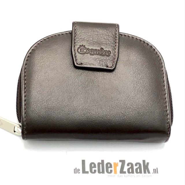 Esquire dubbele portemonnee uit de collectie Silk in de kleur donkerbruin. 
Deze portemonnee bied ruimte aan 2 pasjes en heeft 2 vakken voor bankbiljetten. Deze kant van de portemonnee is af te sluiten door middel van een drukknoop.

Aan de andere kant van de portemonnee bevind zich een muntvak voorzien van winkelwagenmunt, af te sluiten met een ronde rits.


Afmetingen: ongeveer 12 x 9,5 x 3 cm